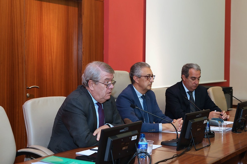 César Tolosa junto al decano de la Facultad de Derecho, Javier García Medina, y Enrique J. Martínez Pérez, catedrático de Derecho internacional público de la UVa, durante "Diálogos con la Práctica" de los Seminarios de Doctorado en Derecho