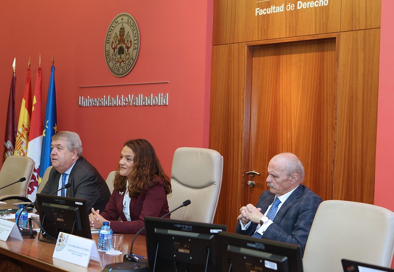 De izquierda a derecha: César Tolosa, magistrado del TC; Helena Villarejo, secretaria general de la UVa, y Jacobo Baraja, presidente de la sala 5ª del Tribunal Suprema, durante el Ciclo de Diálogos "La carrera judicial en el s.XXI"