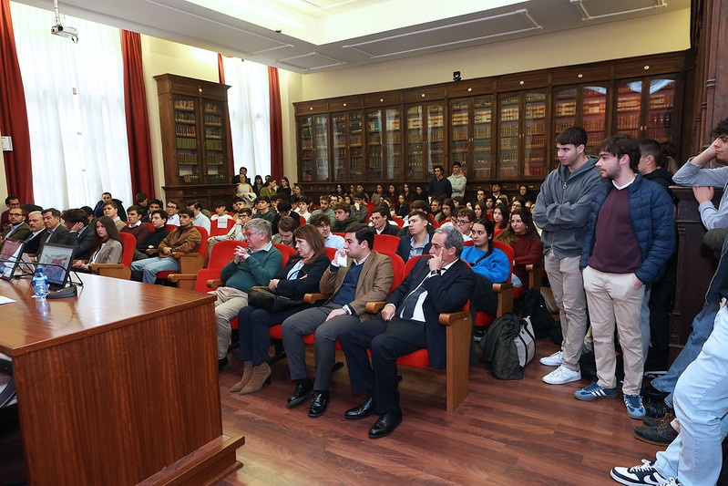 Numeroso público asistió en el salón de grados de la Facultad de Derecho a la conferencia "La carrera judicial en el s.XXI"