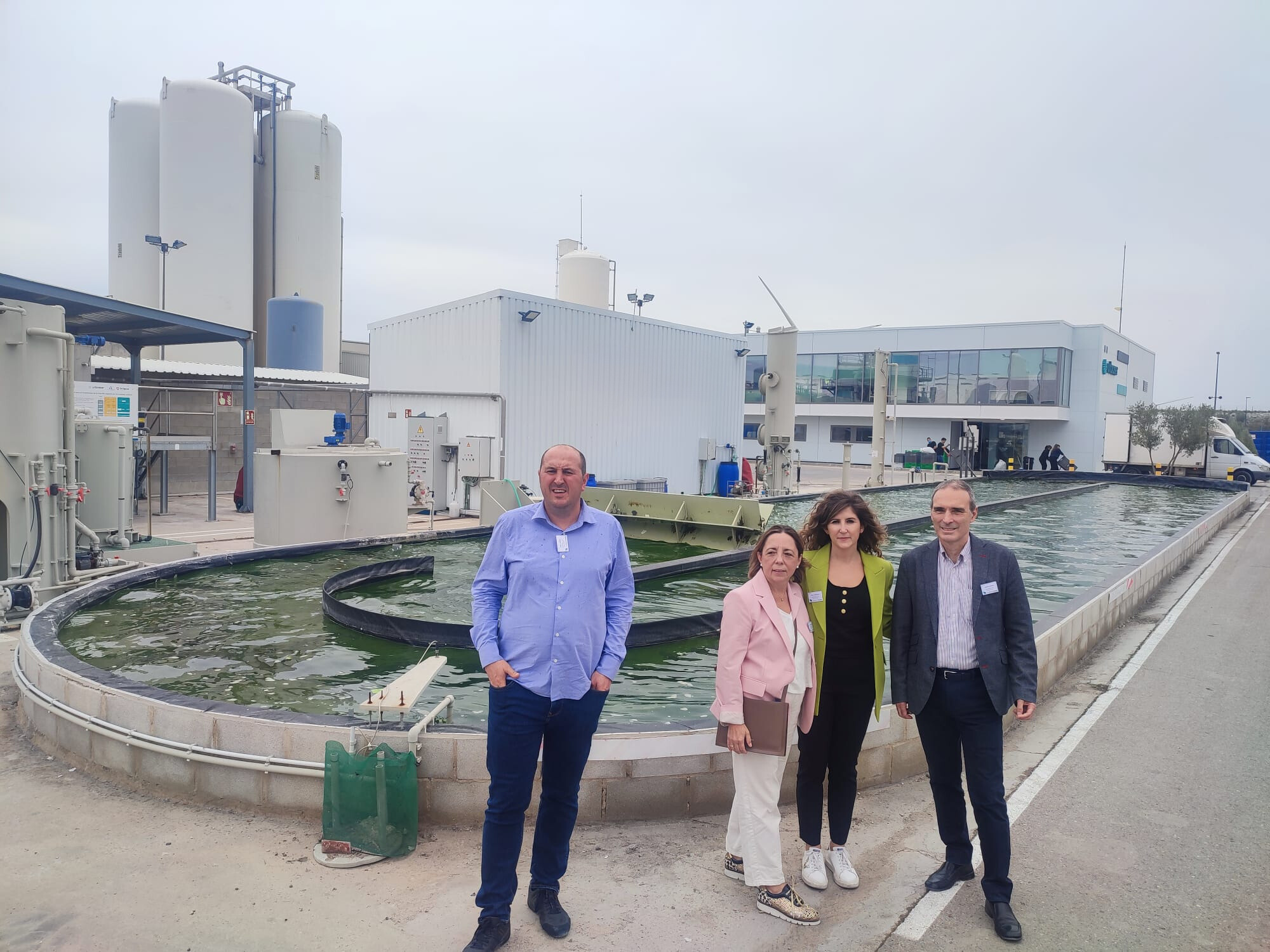 En primera línea, Raúl Muñoz, investigador principal del Instituto de Procesos Sostenibles (IPS) de la UVa, durante la inauguración de la biorrefinería, al fondo, en Zaragoza