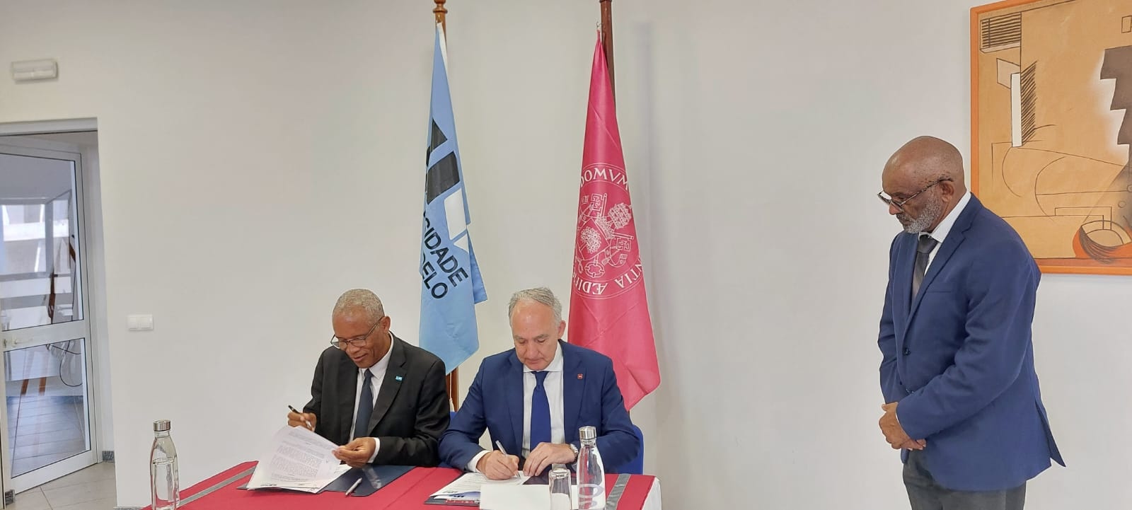 El Rector de la Universidad de Valladolid y el de Universidad de Mindelo, durante la firma del acuerdo de colaboración