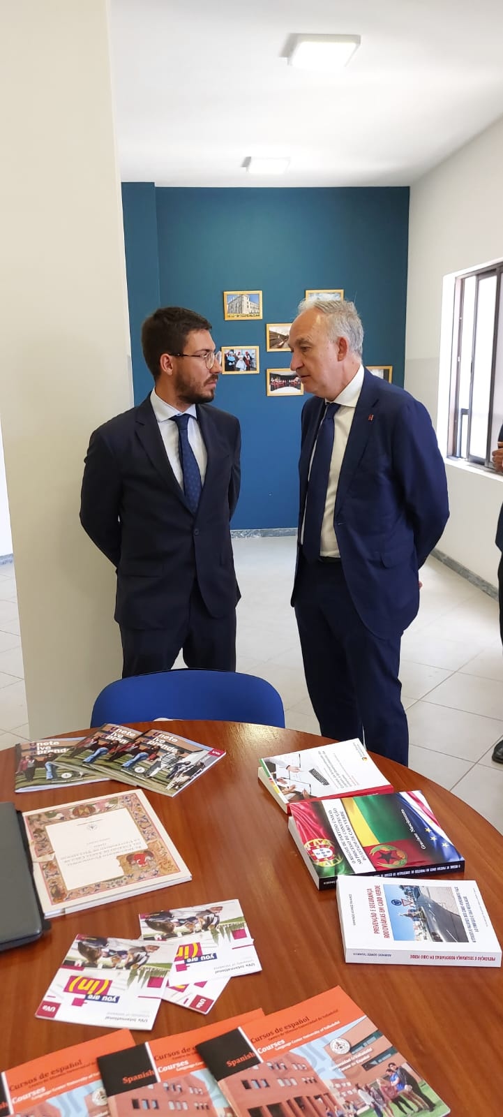 El Rector con el cónsul de la embajada de España en Cabo Verde