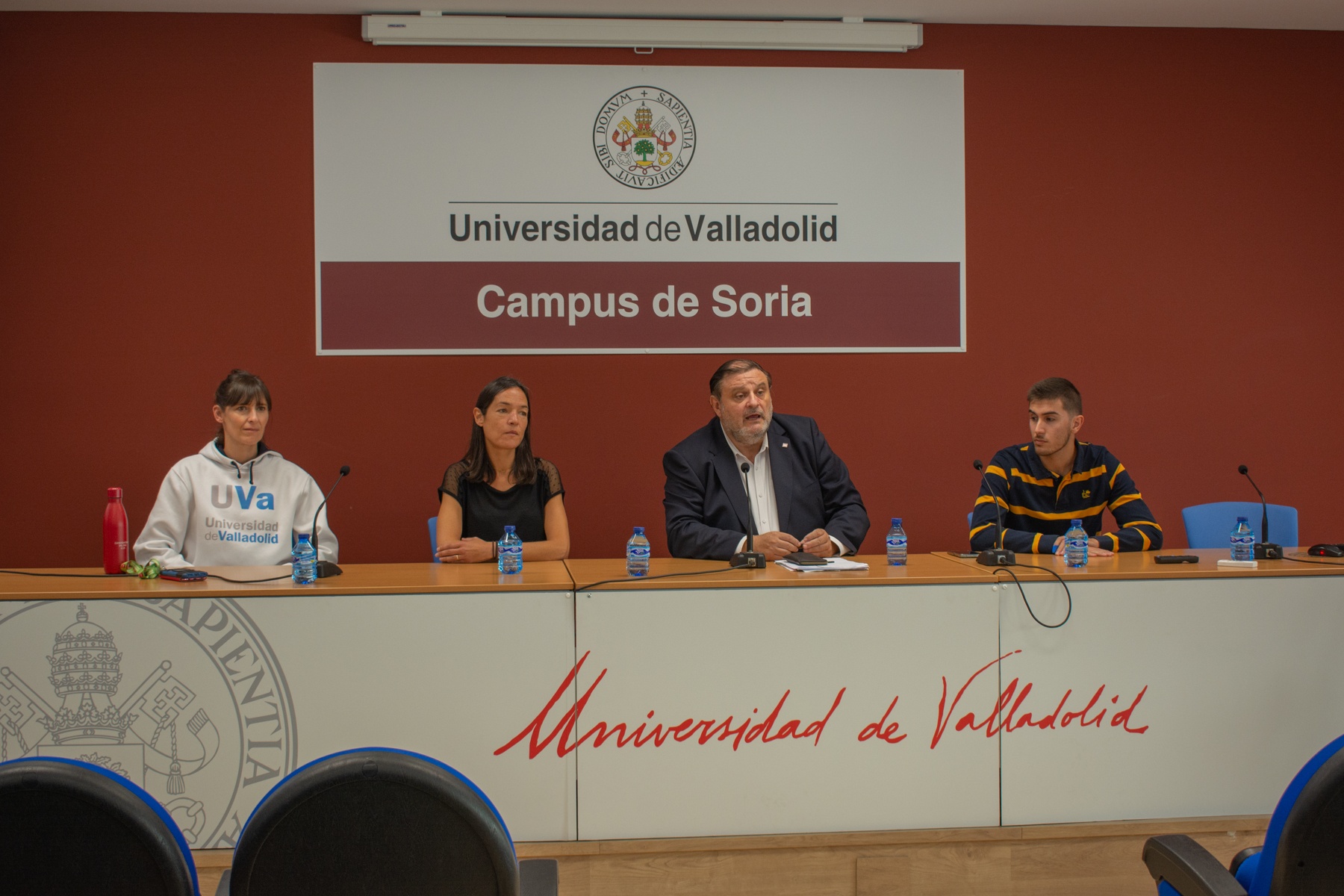 De izquierda a derecha: Julia Martín, responsable del Servicio de Deportes en el Campus; Leticia Santamaría, vicedecana de Prácticas de la Facultad de Traducción e Interpretación; José Luis Ruiz, Vicerrector del Campus; voluntario de ESN