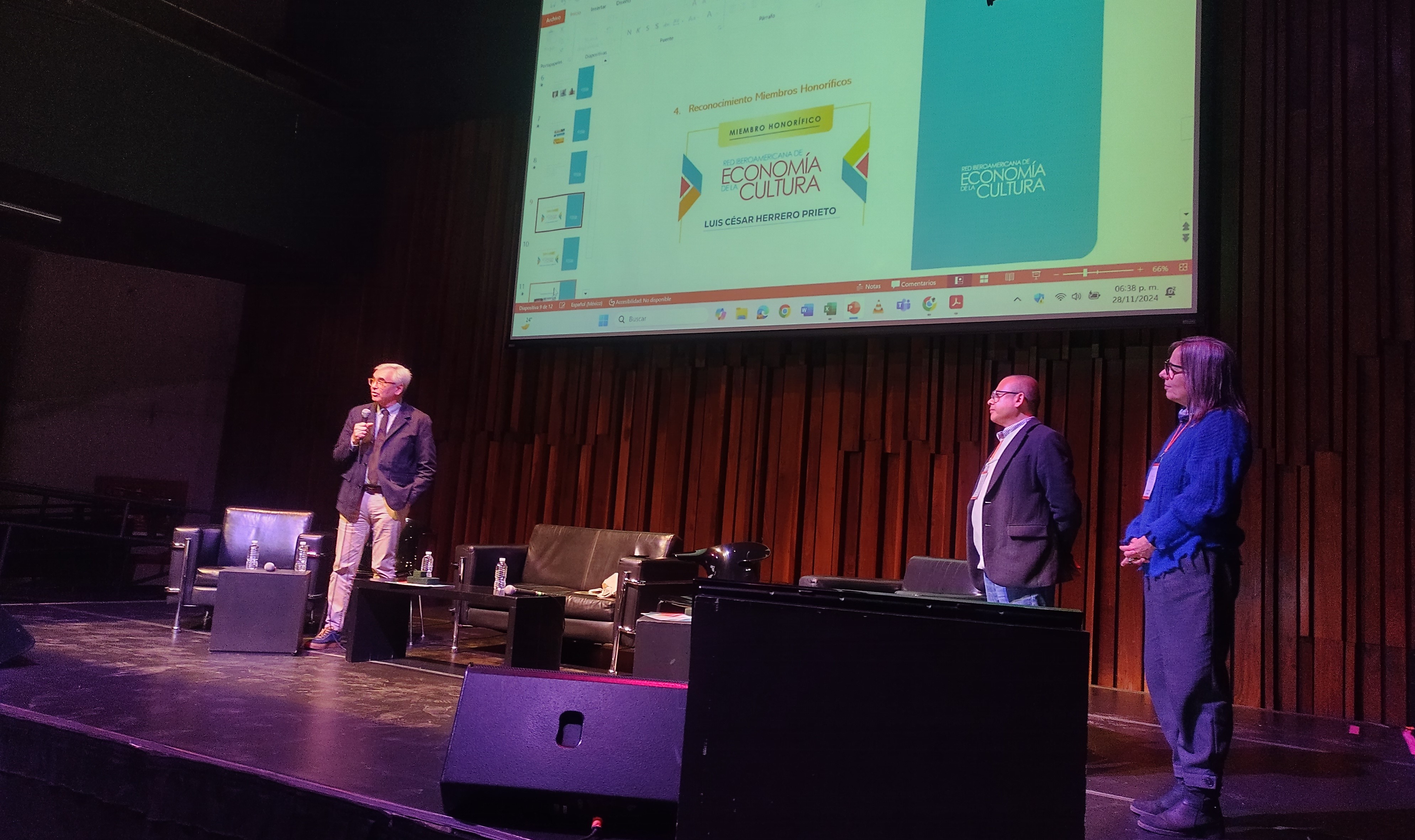 El profesor Luis César Herrero dirige unas palabras de agradecimiento al auditorio.