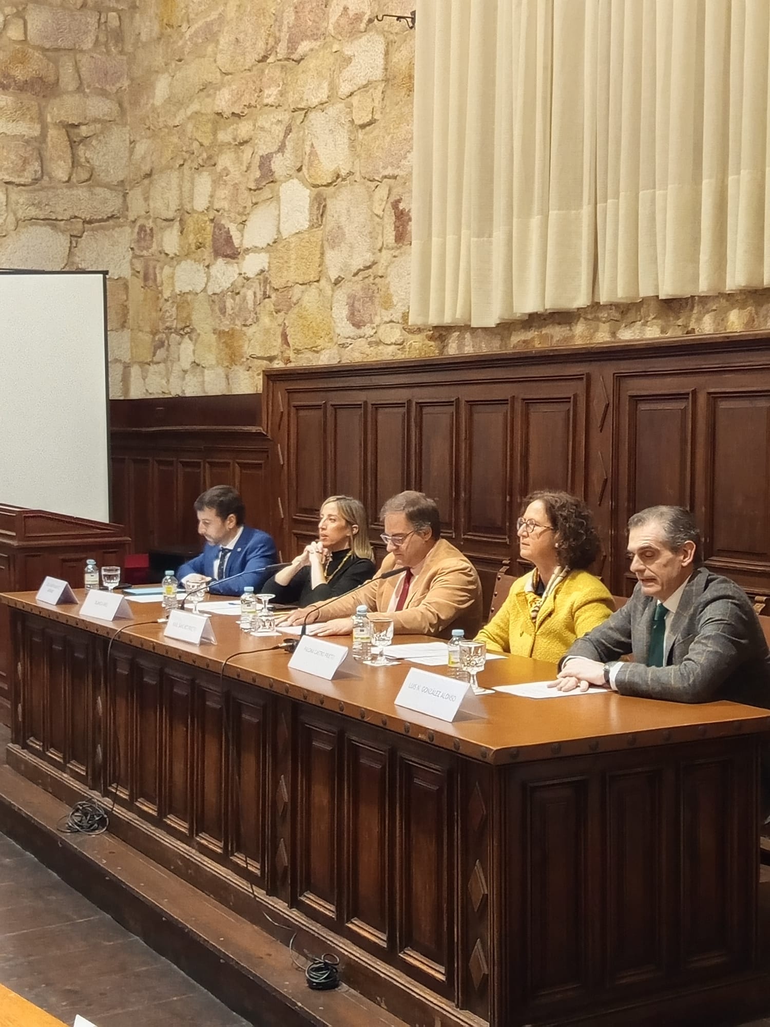 A la inauguración acudieron (de izquierda a derecha) el Vicerrector de Internacionalización y Compromiso Global de la Universidad de León, José Alberto Benítez Andrades; la Directora de Universidades e Investigación, Blanca Ares; Vicerrector de internacionalización y Cooperación de la USAL, Raúl Sánchez Prieto; la Vicerrectora de Internacionalización de la UVa, Paloma Castro Prieto; y el Director del Centro de Documentación Europea de la Universidad de Salamanca, Luis Norberto González Alonso.