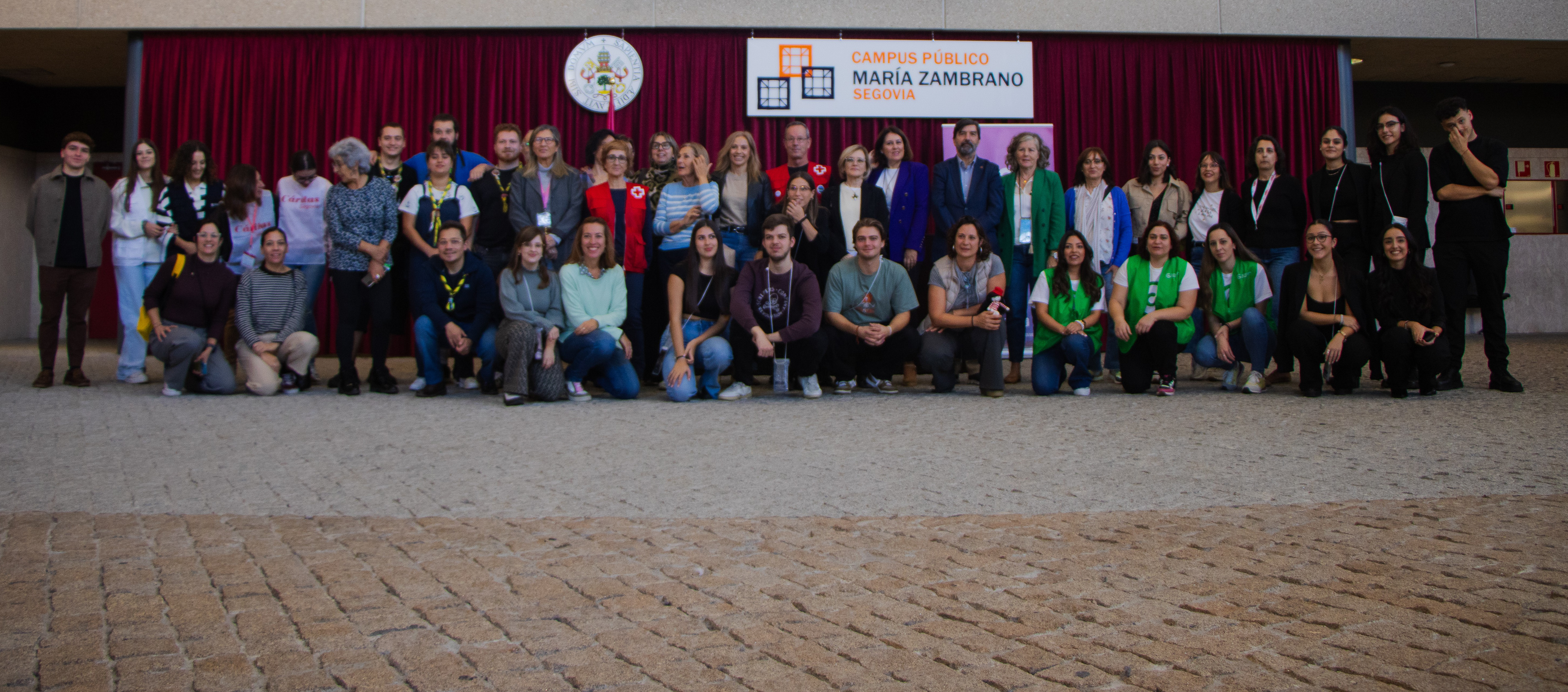 Foto de familia encabezada por el vicerrector del Campus, Agustín García Matilla, junto a organizadores y miembros de entidades participantes