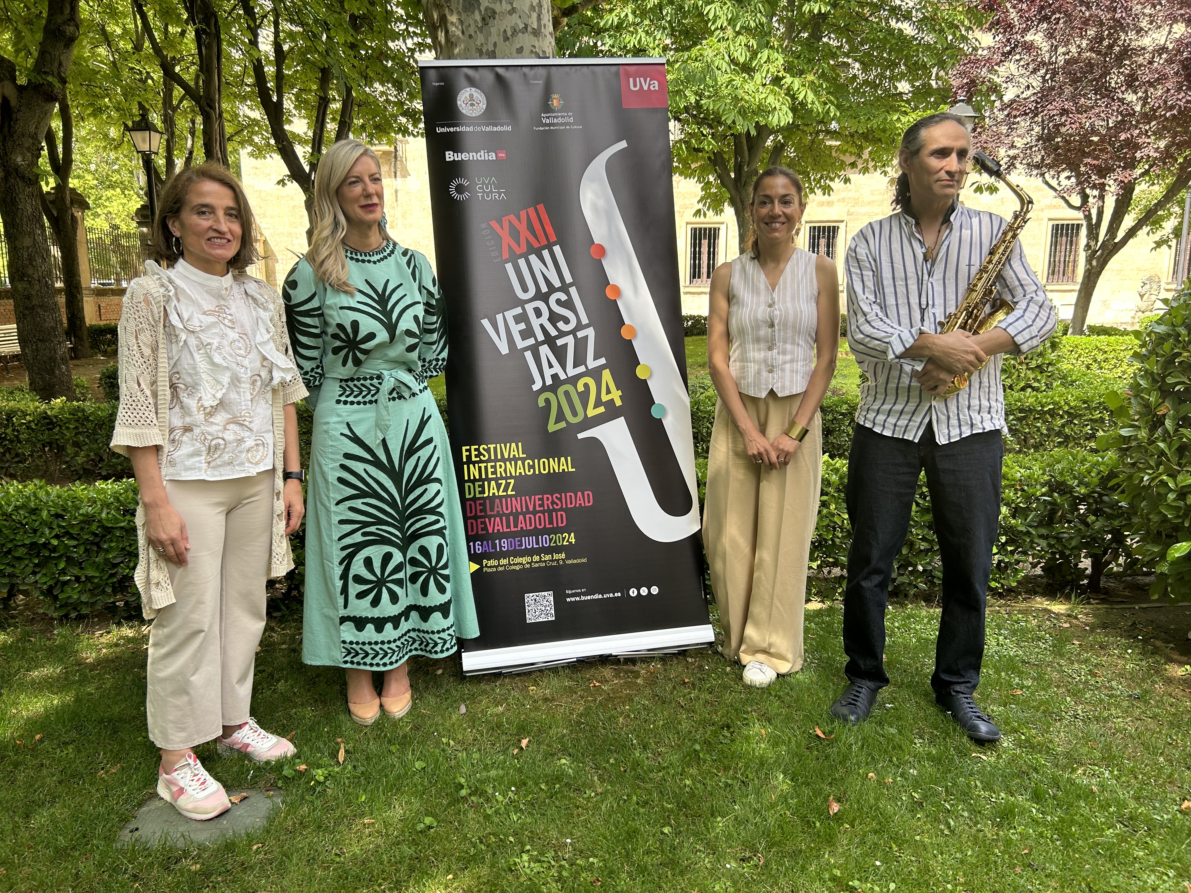 De izquierda a derecha: María Jesús Pardo, directora del Colegio San José; Irene Carvajal, concejala de Cultura del Ayuntamiento de Valladolid; Rebeca San José, vicerrectora de Comunicación, Cultura y Deporte de la Universidad de Valladolid; y José Luis Gutiérrez, director artístico de Universijazz