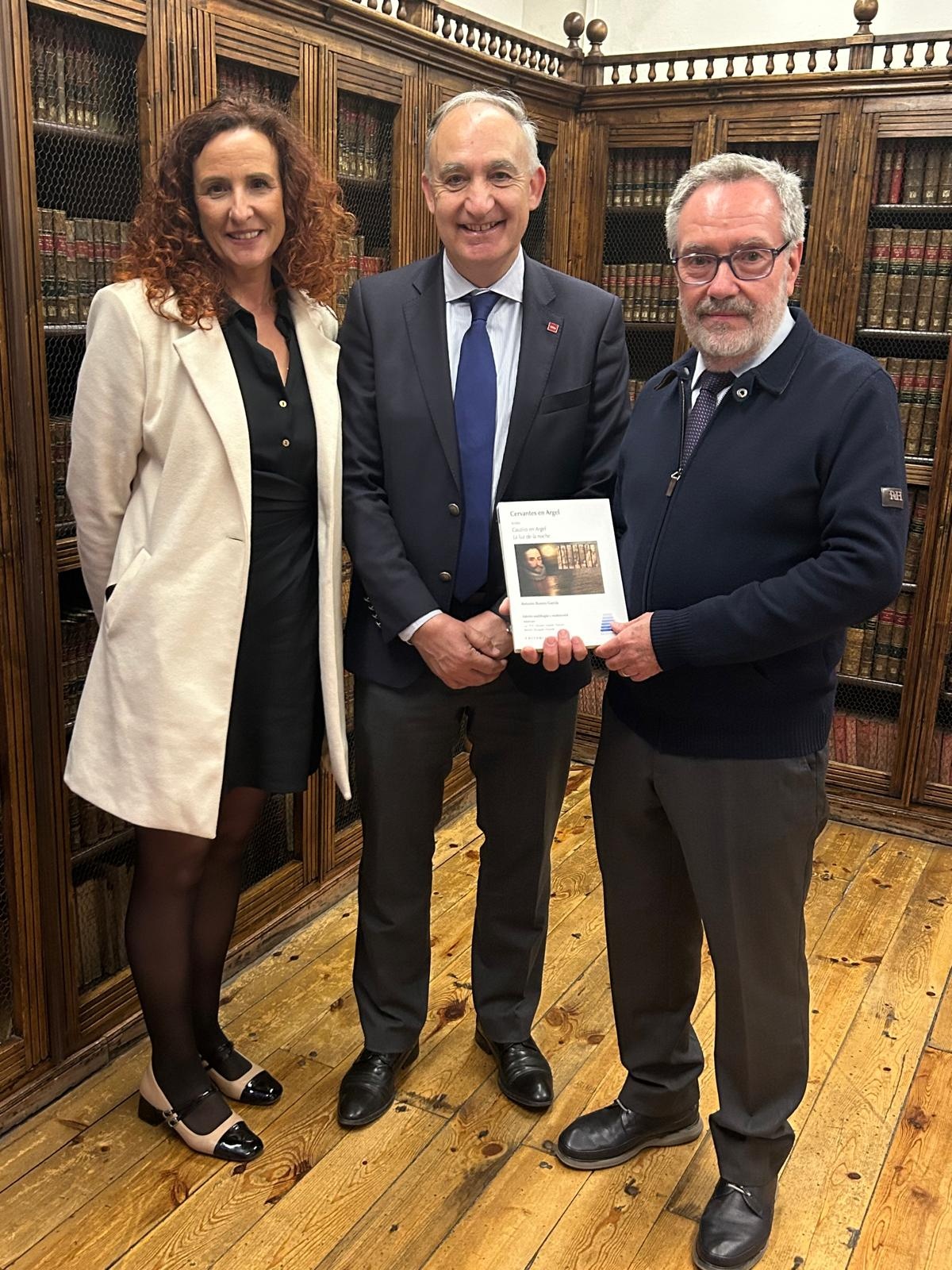 El catedrático de la UVa Antonio Bueno presenta en la Casa de Cervantes la edición multilingüe y multimodal de su libro "Cervantes en Argel"