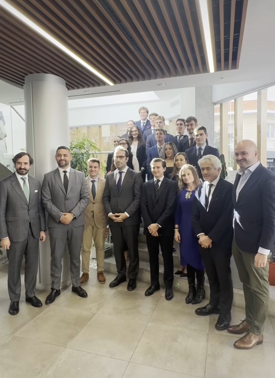 Los capitanes de los equipos, con el ministro de Economía