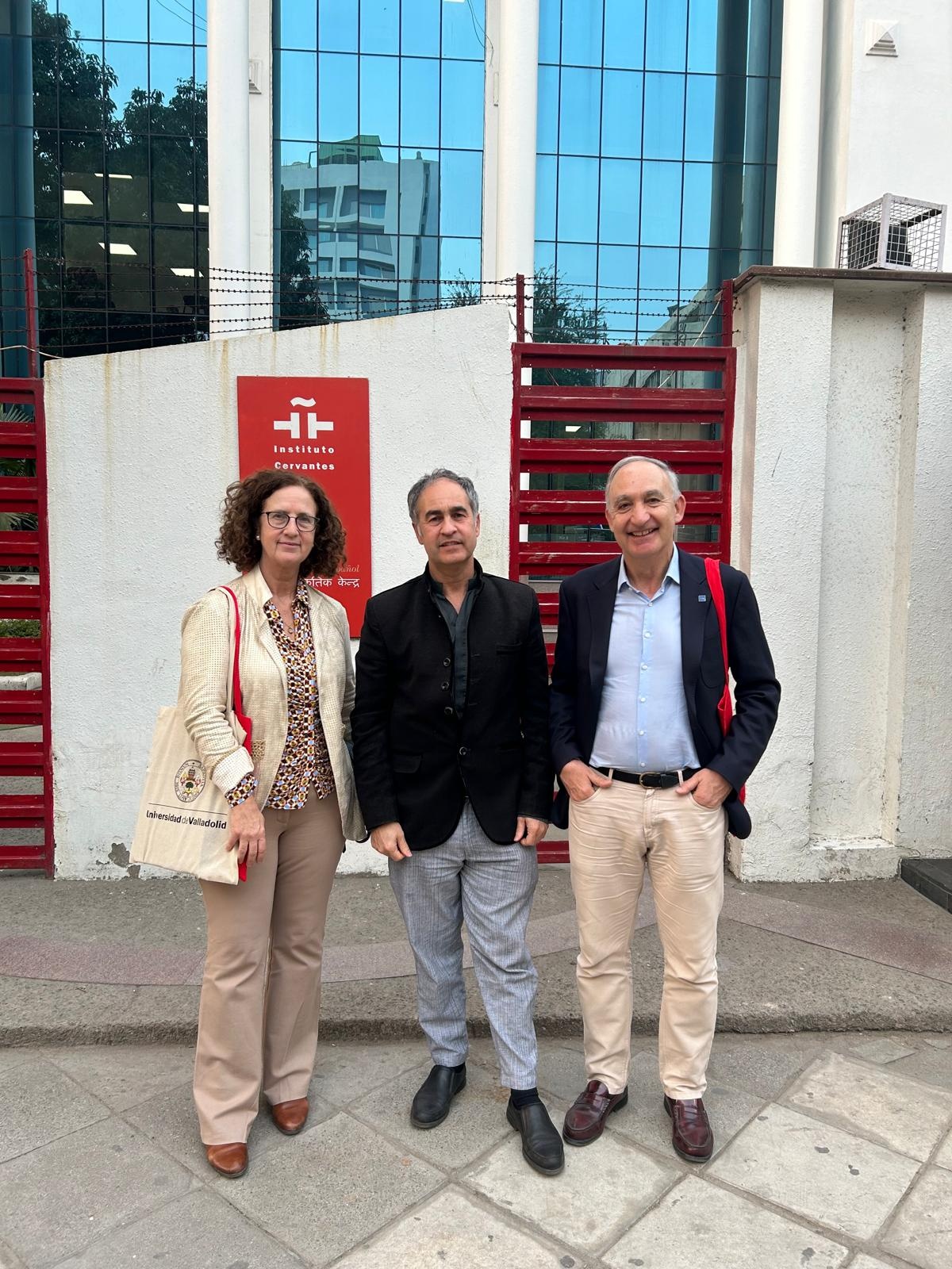 La vicerrectora, el director de la Casa de la India en Valladolid y el rector, en el Instituto Cervantes