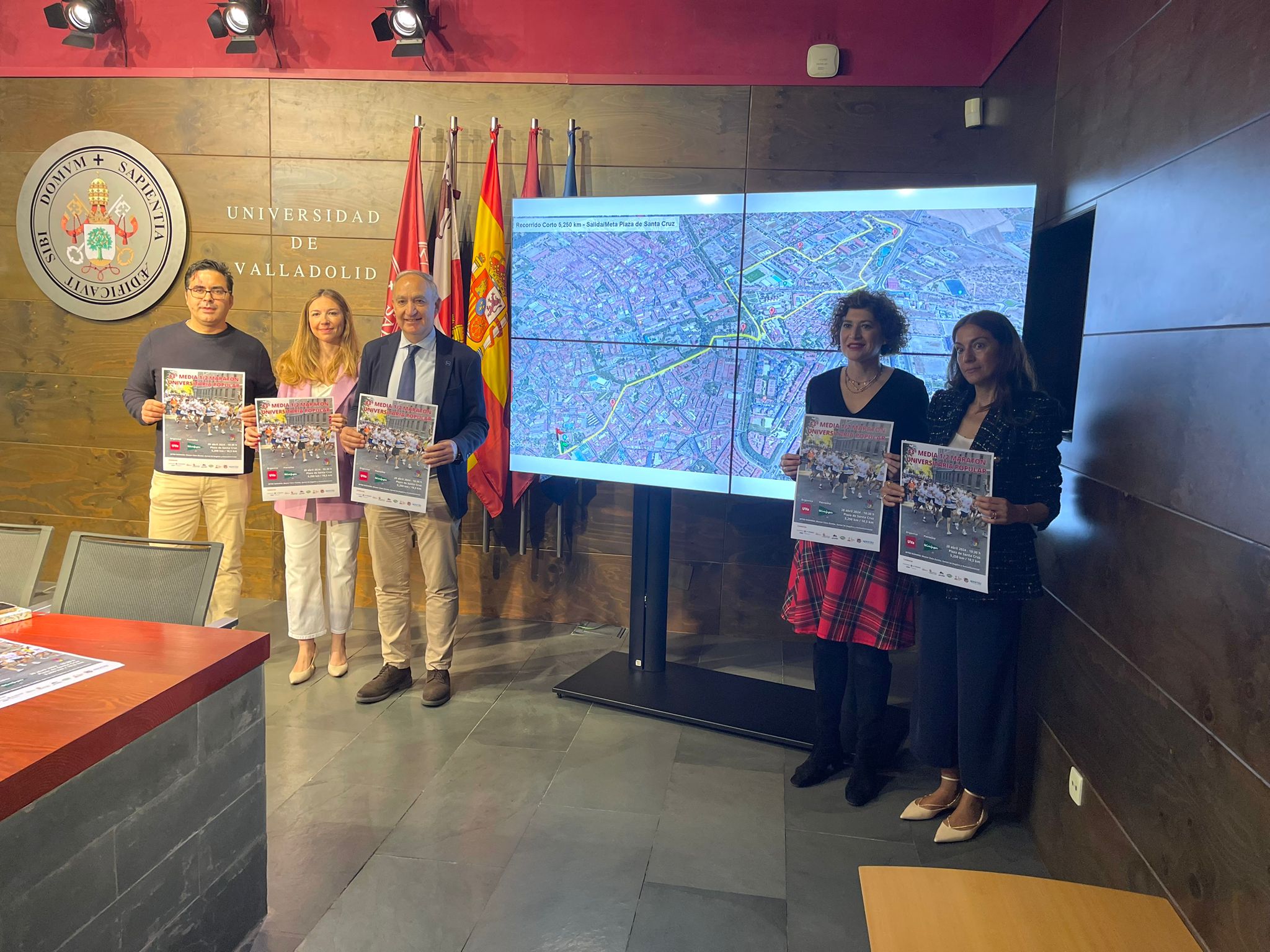 De izquierda a derecha: Antonio Blázquez, jefe del Servicio de Deportes; Rebeca Bezos, responsable de Comunicación de El Corte Inglés; Antonio Largo, Rector de la UVa; Mayte Martínez, Concejala de Participación Ciudadana y Deportes; y Rebeca San José, Vicerrectora de Comunicación, Cultura y Deporte.