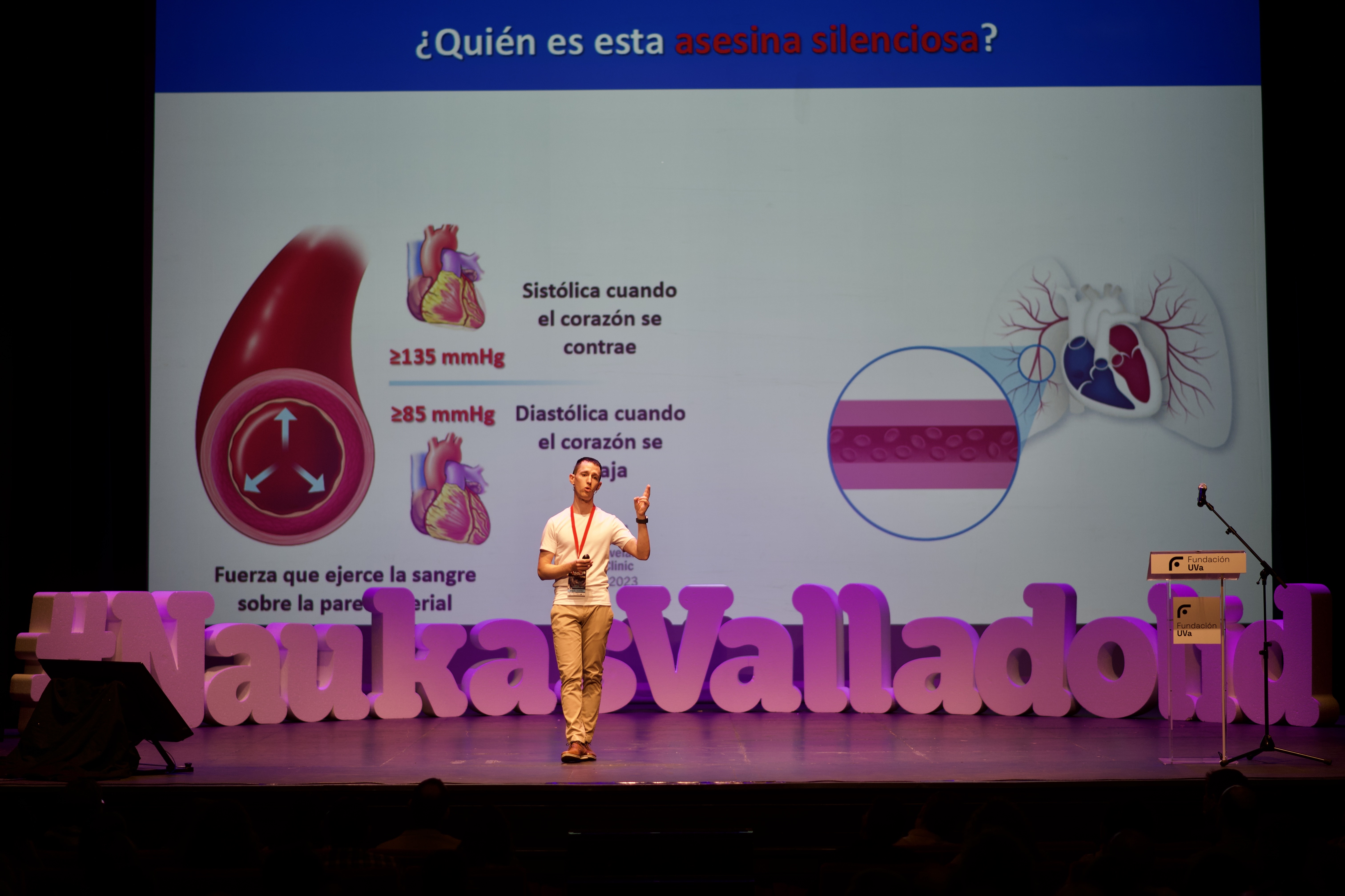 Miguel Ramírez profesor del área de Educación Física y Deportiva impartió la charla 'Cómo el ejercicio físico nos puede ayudar contra la asesina silenciosa'