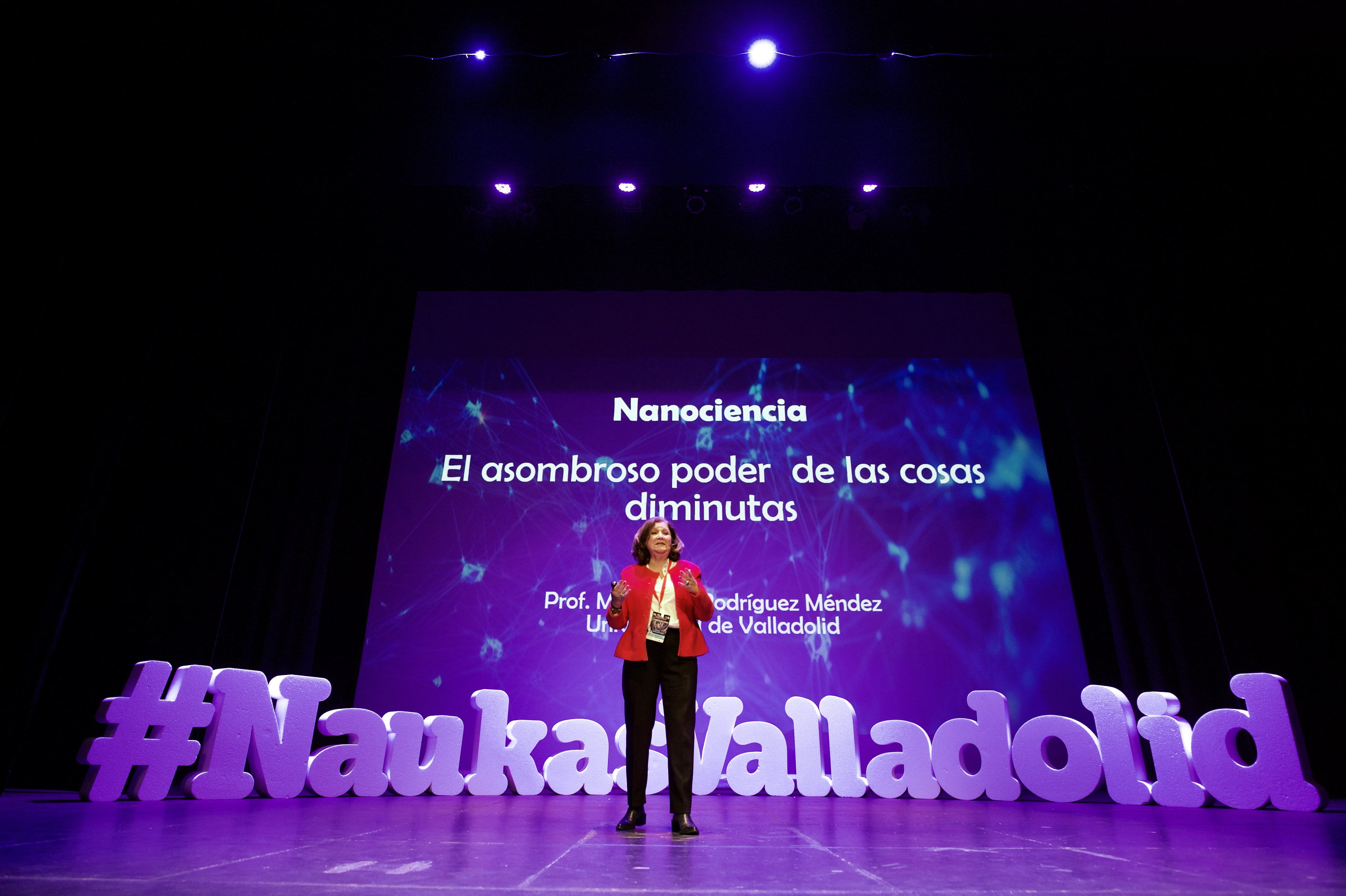 La investigadora del área de Química Inorgánica Mª Luz Rodríguez, impartió la conferencia 'Nanociencia, el asombroso poder de las cosas diminutas'