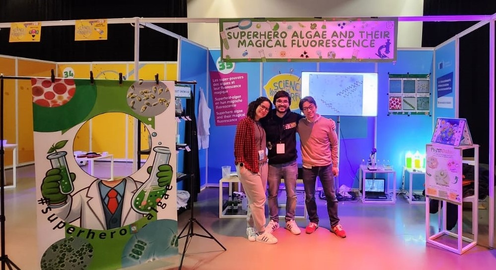 Investigadores del ISP en el stand en 'Science is Wonderful!'