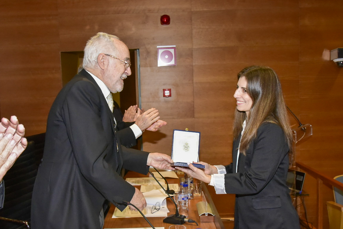 La investigadora de la UVa Raquel Lebrero recogiendo el premio en la sede de la Real Academia de Ingeniería en Madrid