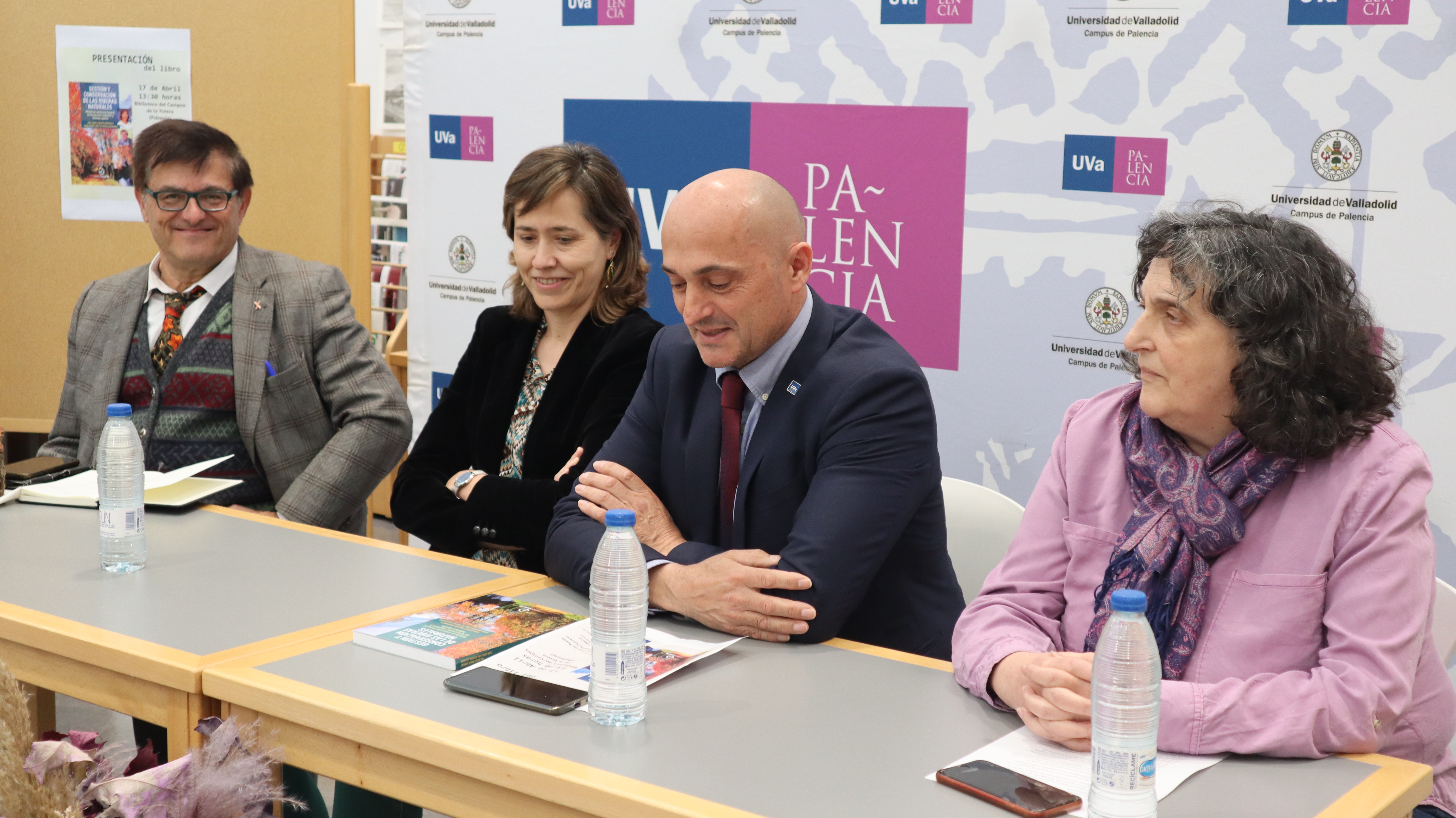 De izquierda a derecha, los autores junto al vicerrector del campus, Julio Javier Díez Casero, y la directora de Biblioteca del Campus de Palencia, Belén Burgos Nieto.