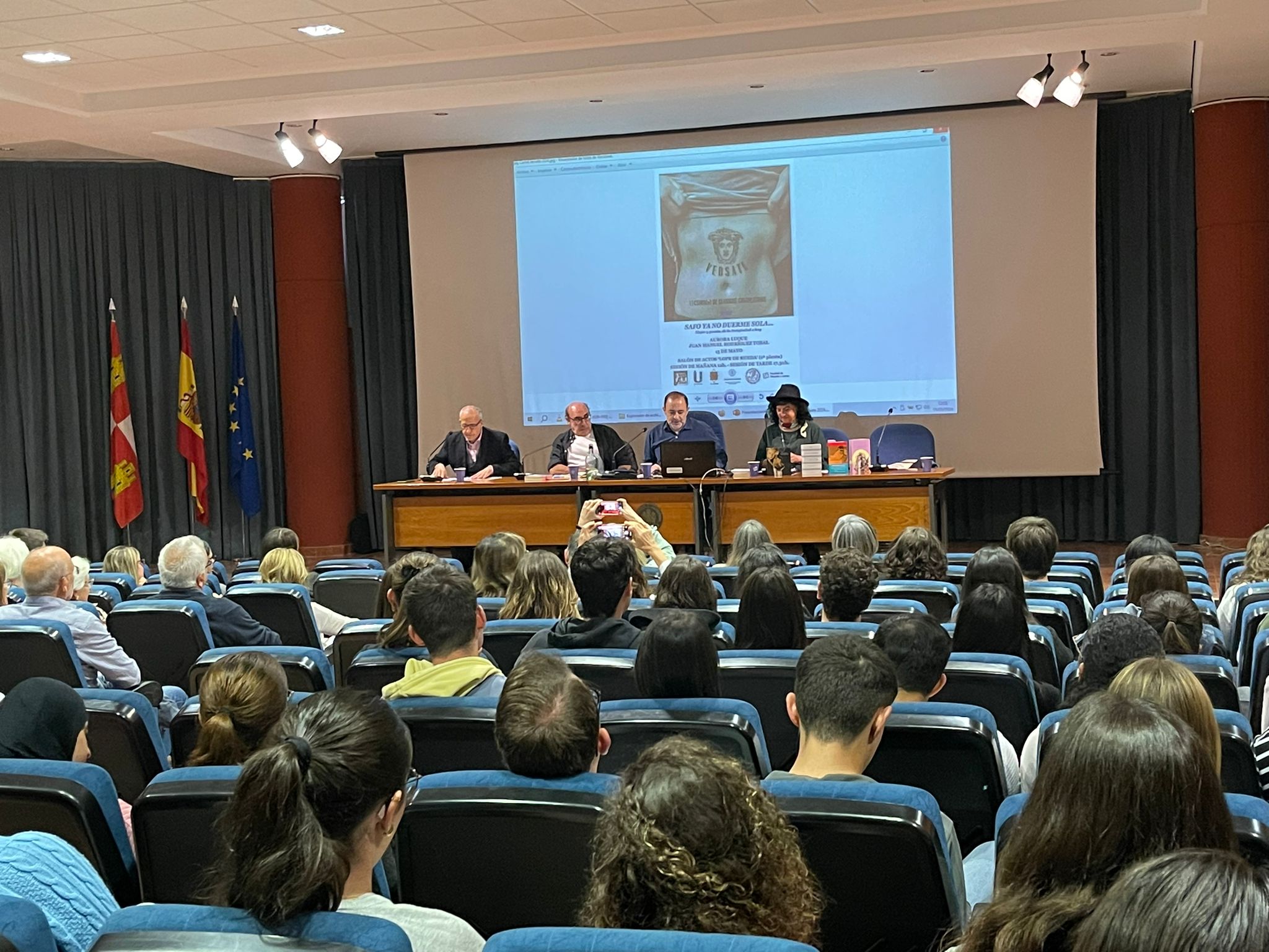 El Salón de Actos "Lope de Rueda" abarrotado para escuchar a los expertos sobre Safo de Lesbos