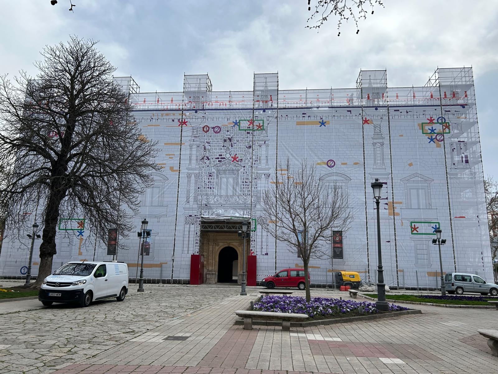 Tras varios días de colocación ya luce completo el trampantojo que cubrirá la fachada del Palacio de Santa Cruz durante los próximos meses