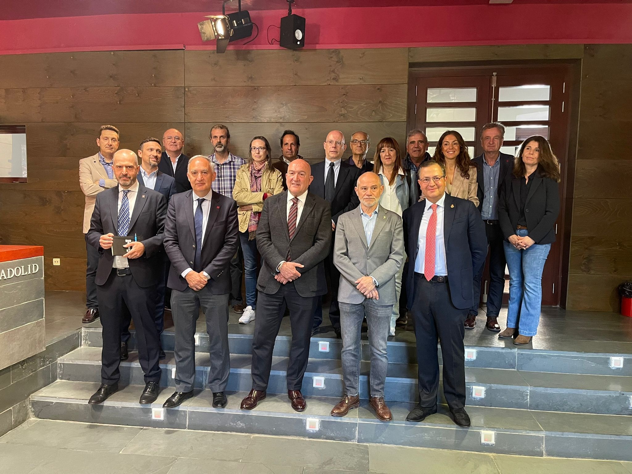 Miembros del centro UVaIA y autoridades.