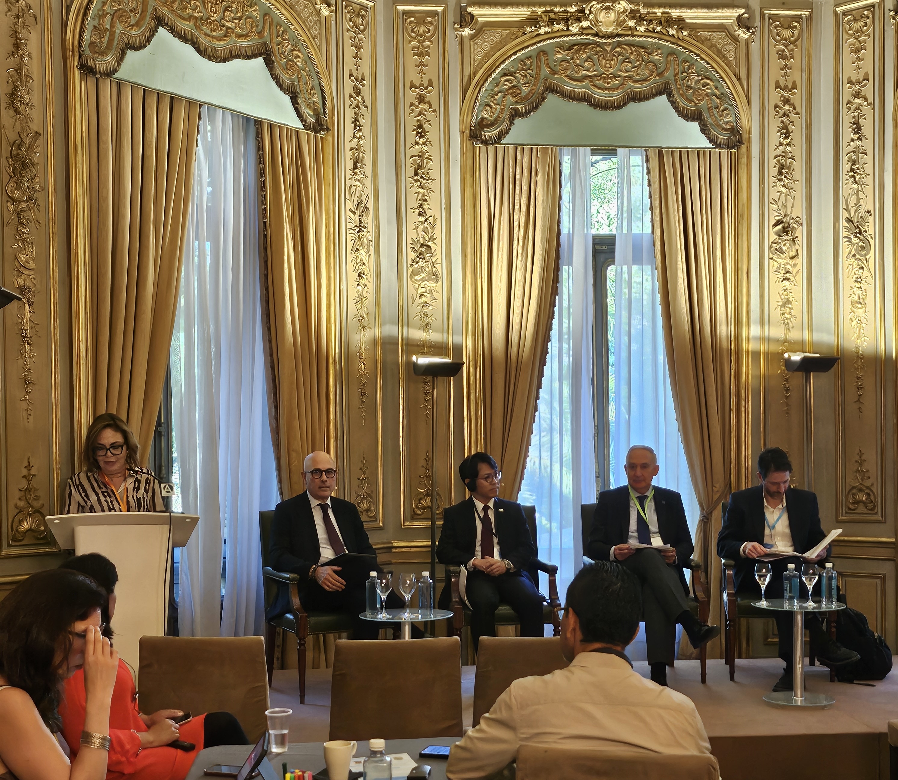 Participación del rector de la UVa en la mesa redonda