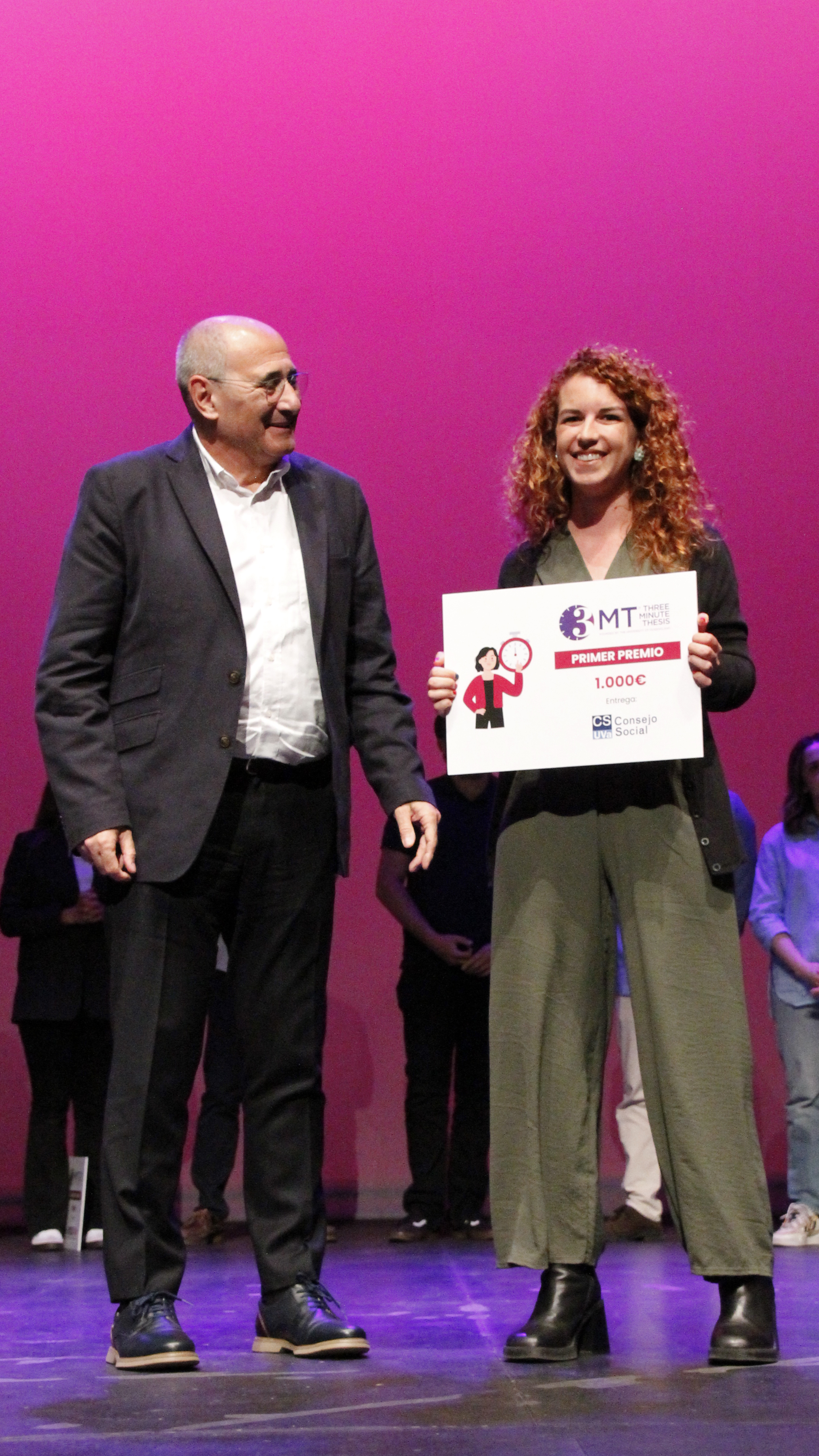 Paula Molinero recogiendo el primer premio.