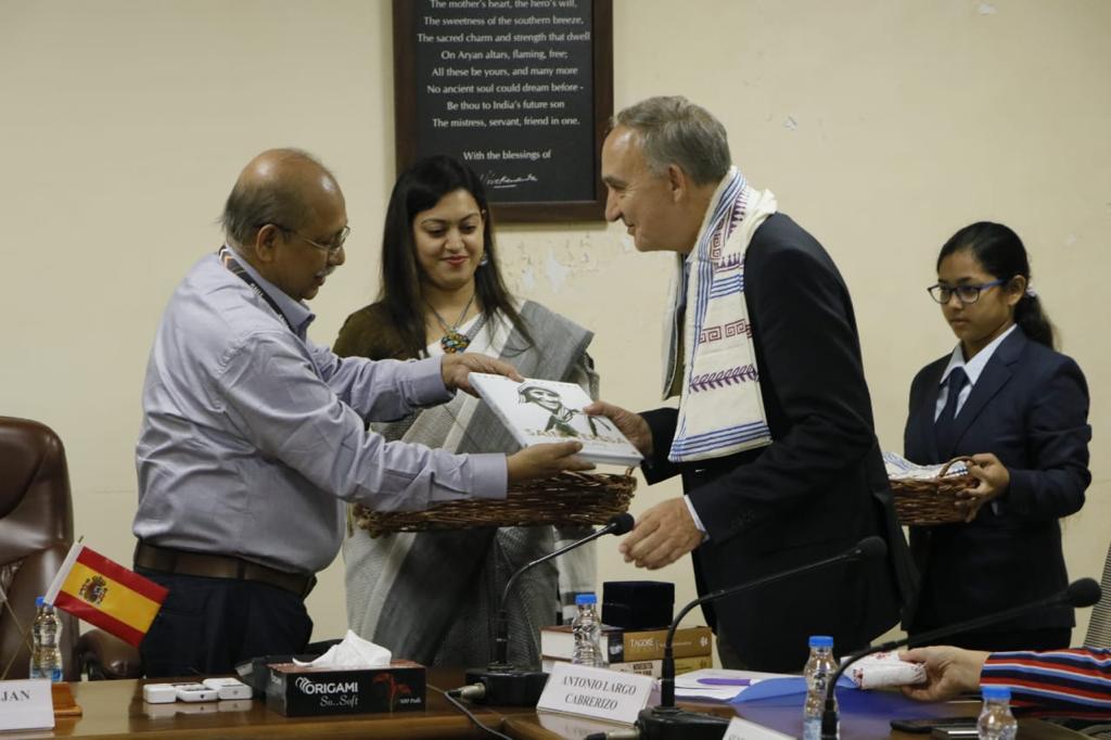 Antonio Largo, in the work meeting with the Chancellor, the faculty board, the staff and the students of the University Sister Niderita, the most recent Techno Indian Group University, one of the powerful universities in Higher Education of India