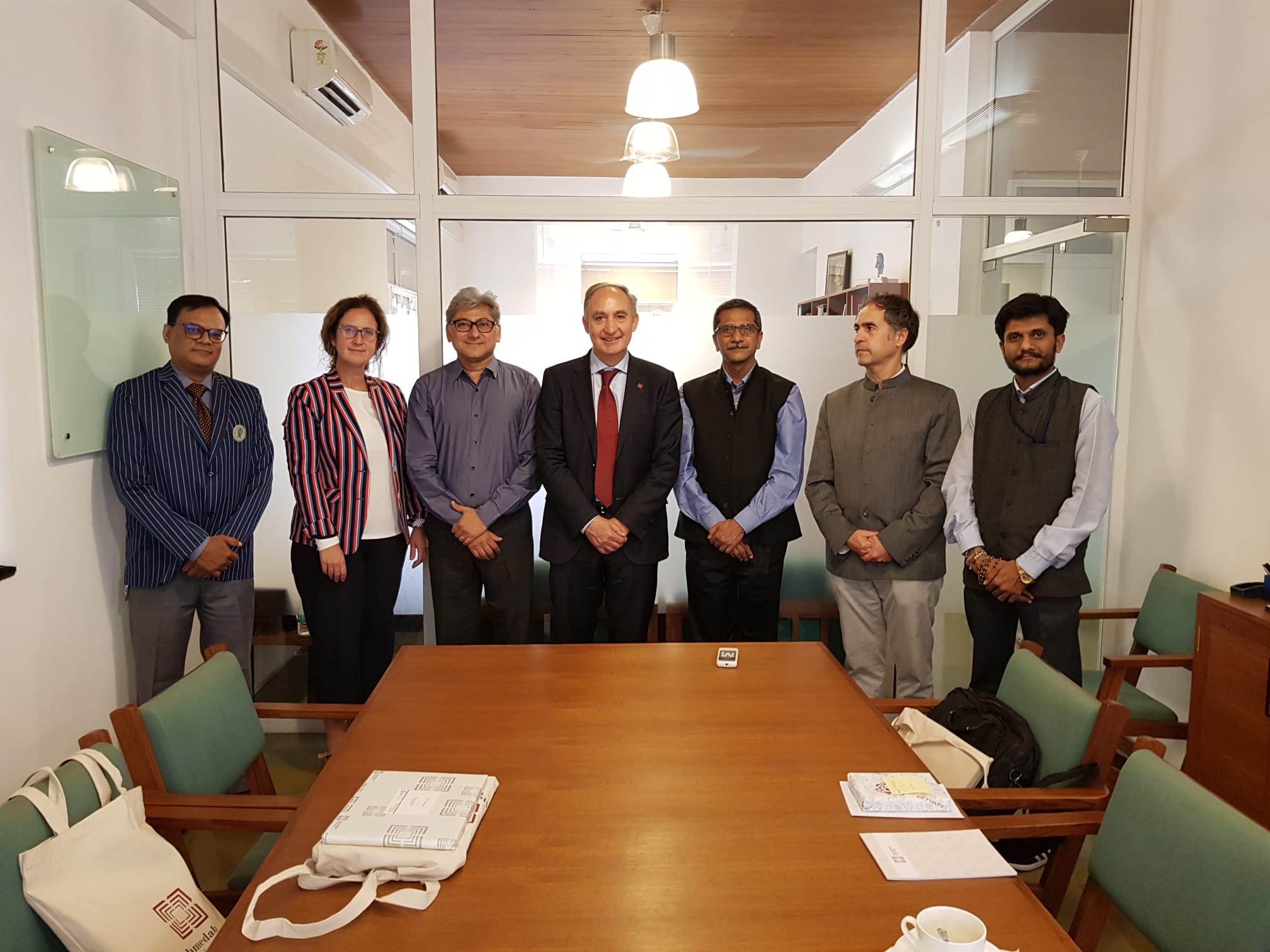 Official trip of the Chancellor of the University of Valladolid to India accompanied by the Vice-Chancellor for Internalization, Paloma Castra, and the director of the House of India in Valladolid, Guillermo Rodríguez. With the Chancellor of the University of Ahmedabad.