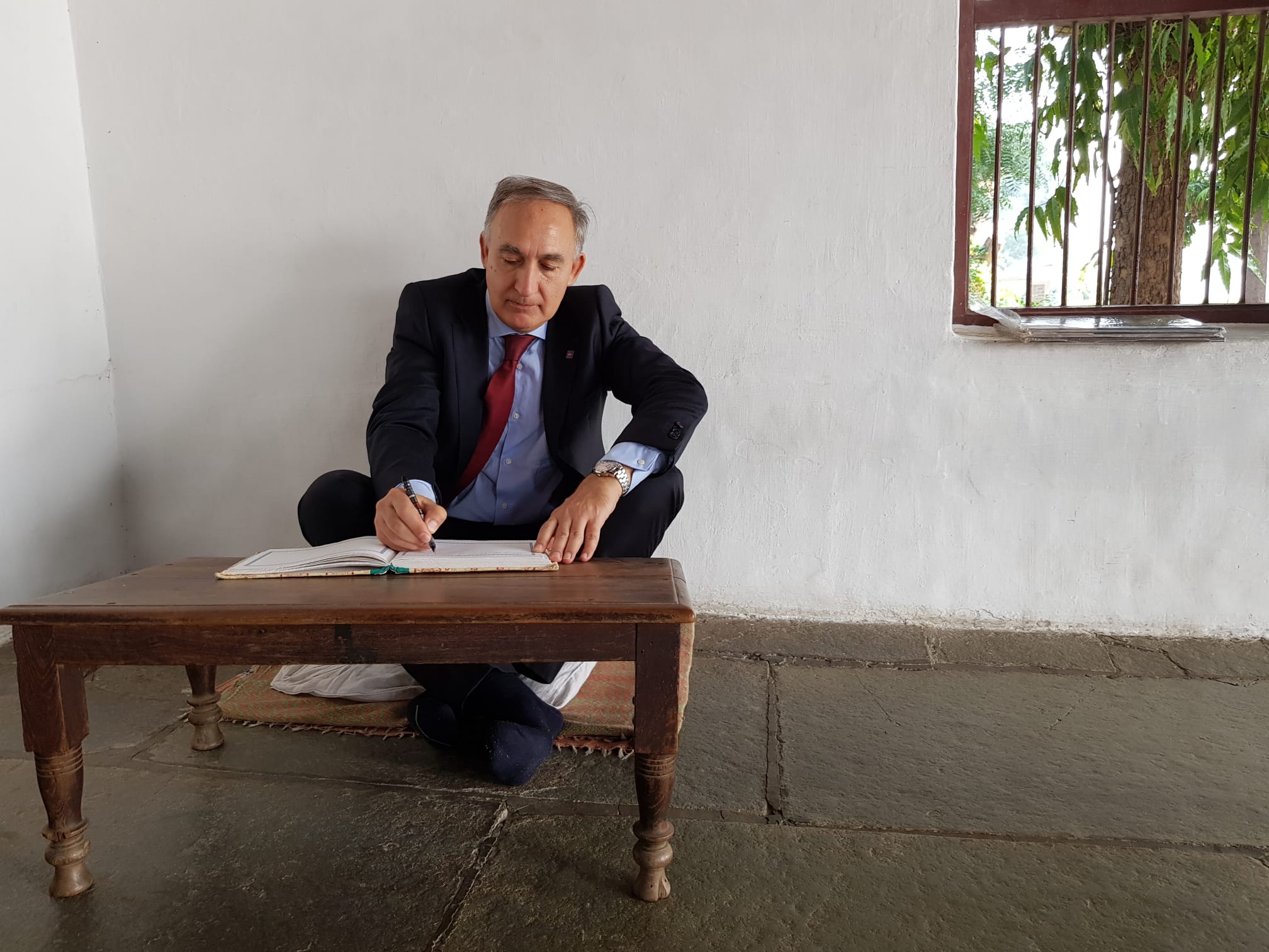 The Chancellor of the UVa, Antonio Largo, signs in the book of honor of the Gandhi Memorial Museum