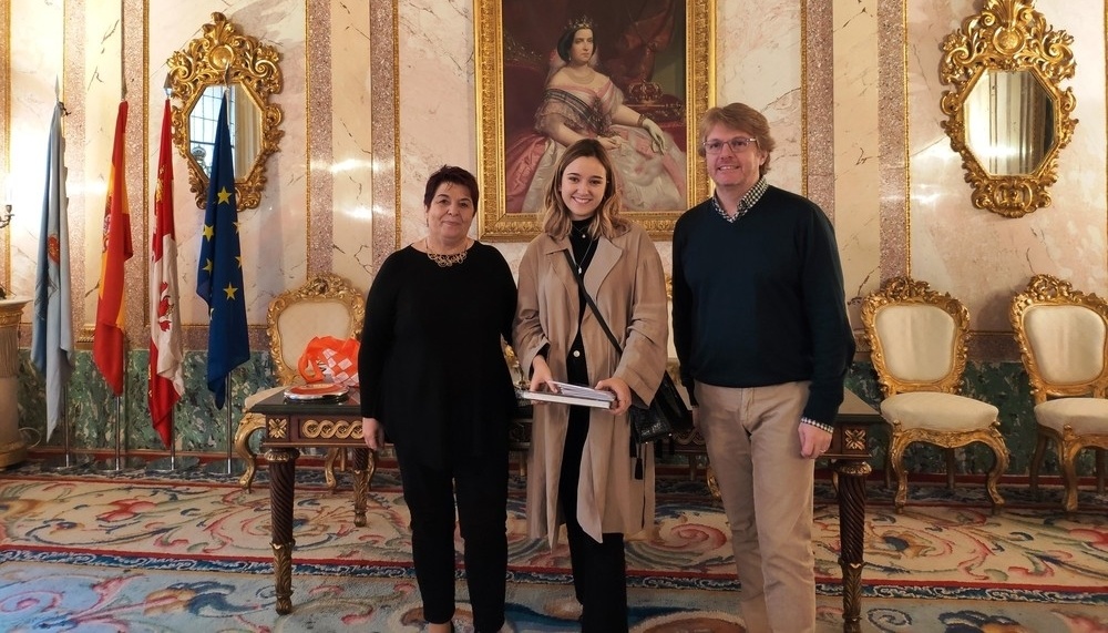 Reception of Amaya Polvorosa by the Mayor of Segovia. El Día de Segovia