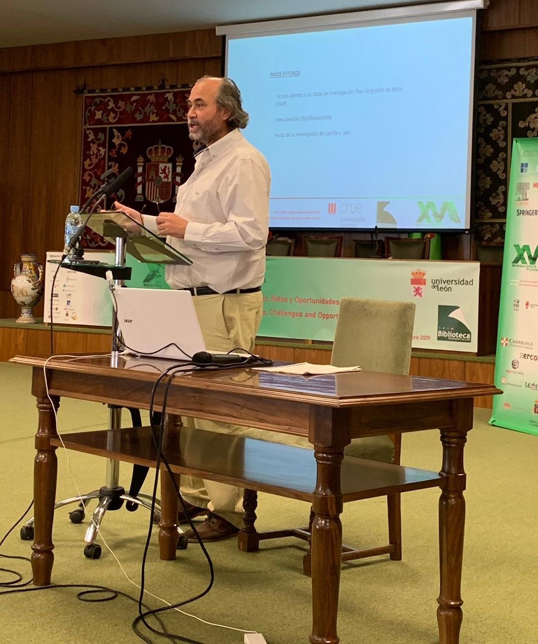 Arturo Dueñas durante su comunicación en el workshop de BUCLE en León