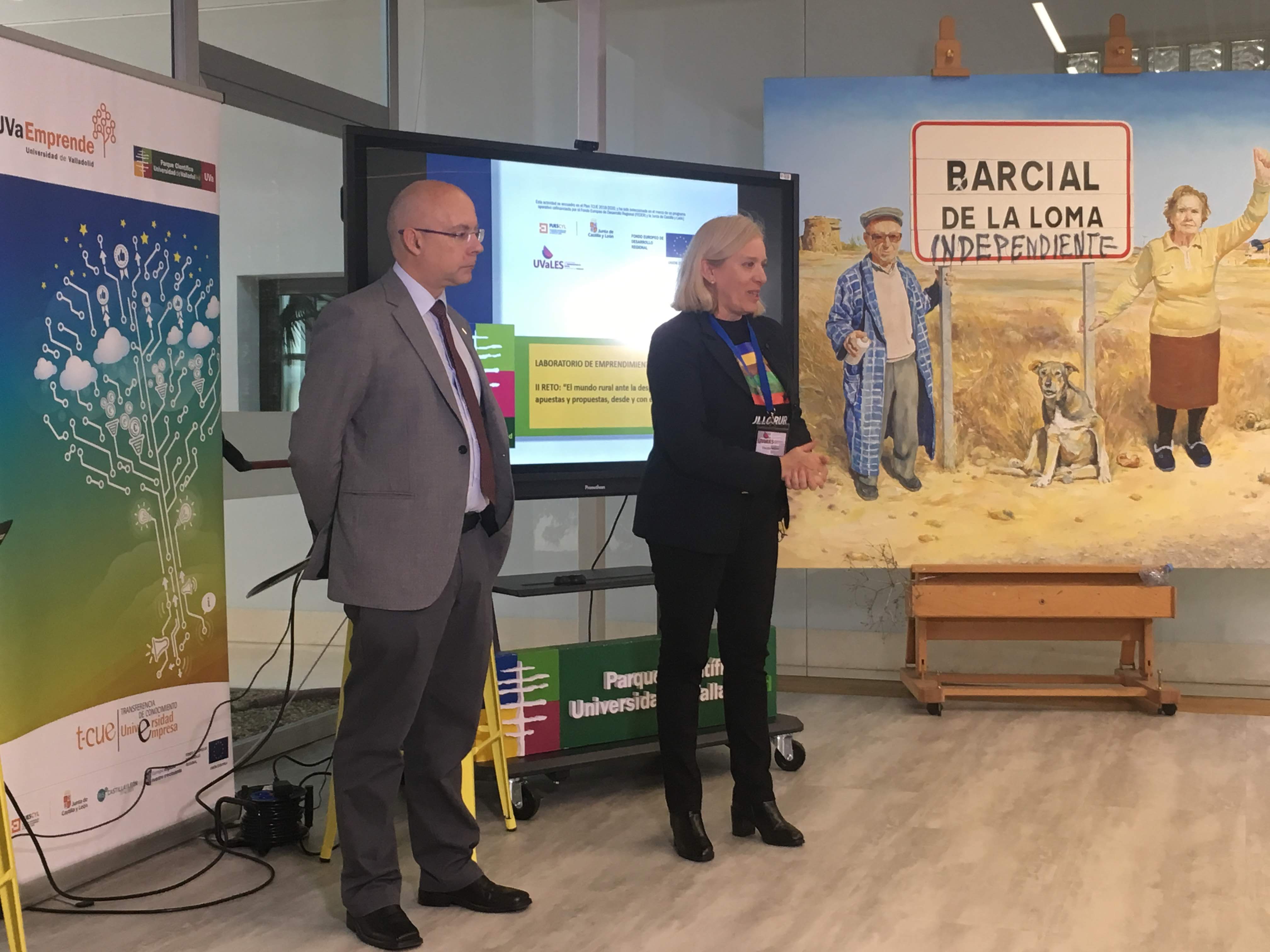 Apertura de la jornada, con el director del Parque Científico de la UVa, Enrique Baeyens, y la directora del Laboratorio de Emprendimiento Social, Claudia Möller