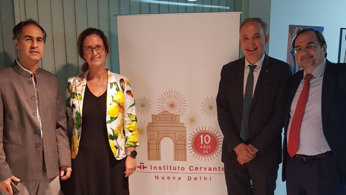 The Chancellor, the Vice-Chancellor for Internalization and the director of the House of India of Valladolid with Óscar Pujol, the director of the Institute Cervantes of Delhi