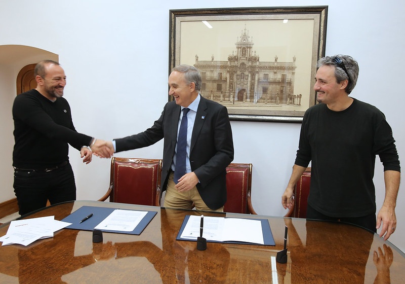The Chancellor of the University of Valladolid congratulates the coordinators of the Pajarillos Educa Platform after the agreement´s signature
