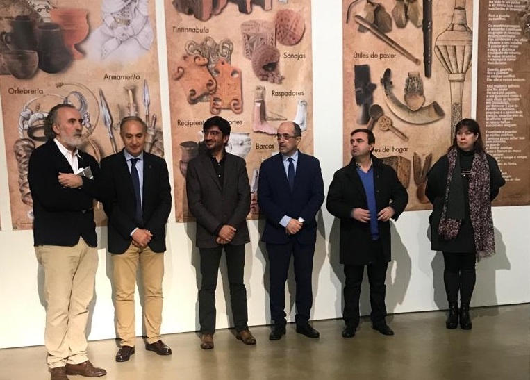 De izda a dcha, Carlos Sanz Mínguez (director Centro Estudios Vacceos), Antonio Largo Cabrerizo (rector UVa)y representantes lusos (Presidente de la Fundación Coa Parque, secretario de Estado de Ciencia, Tecnología y Educación Superior y teniente alcalde de Foz Coa)
