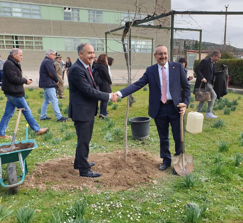 De izquierda a derecha, el rector, Antonio Largo, y el director de la ETSIIAA, Joaquín Hevia, tras la plantación del árbol en la Escuela