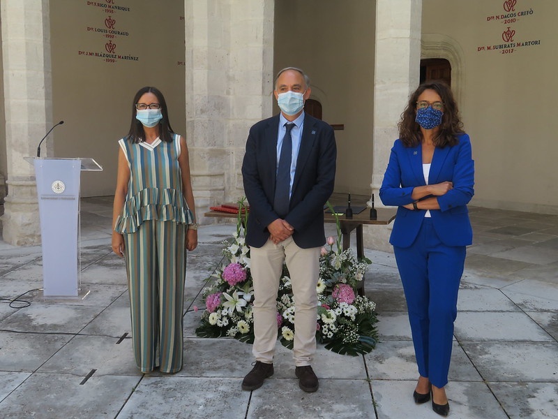 El Rector, entre la nueva vicerrectora de Estudiantes y Empleabilidad y la nueva Secretaria General