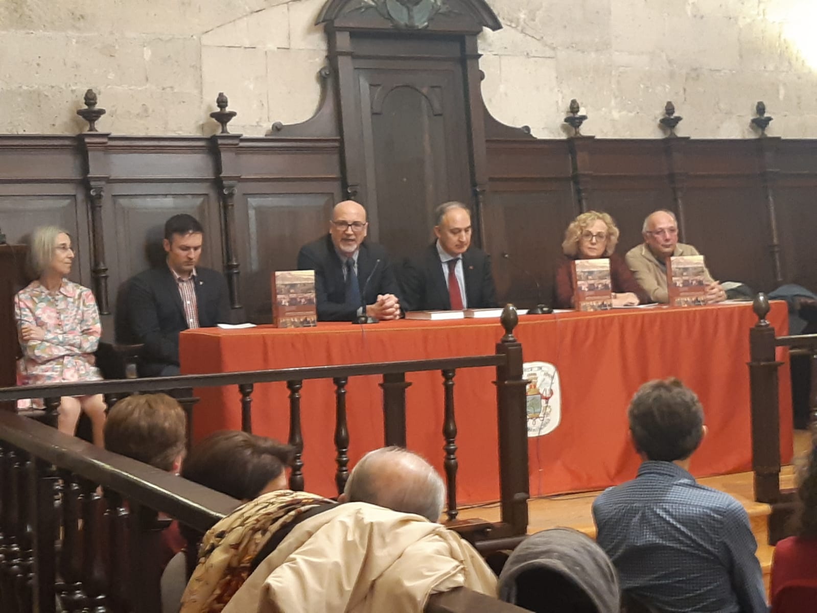 El rector, junto con los editores del libro, José María Monsalvo y la secretaria secretaria del Departamento de Historia Antigua y Medieval de la UVa, en la presentación del libro “Expresiones del poder en la Edad Media" que homenajea a Juan Antonio Bonachía