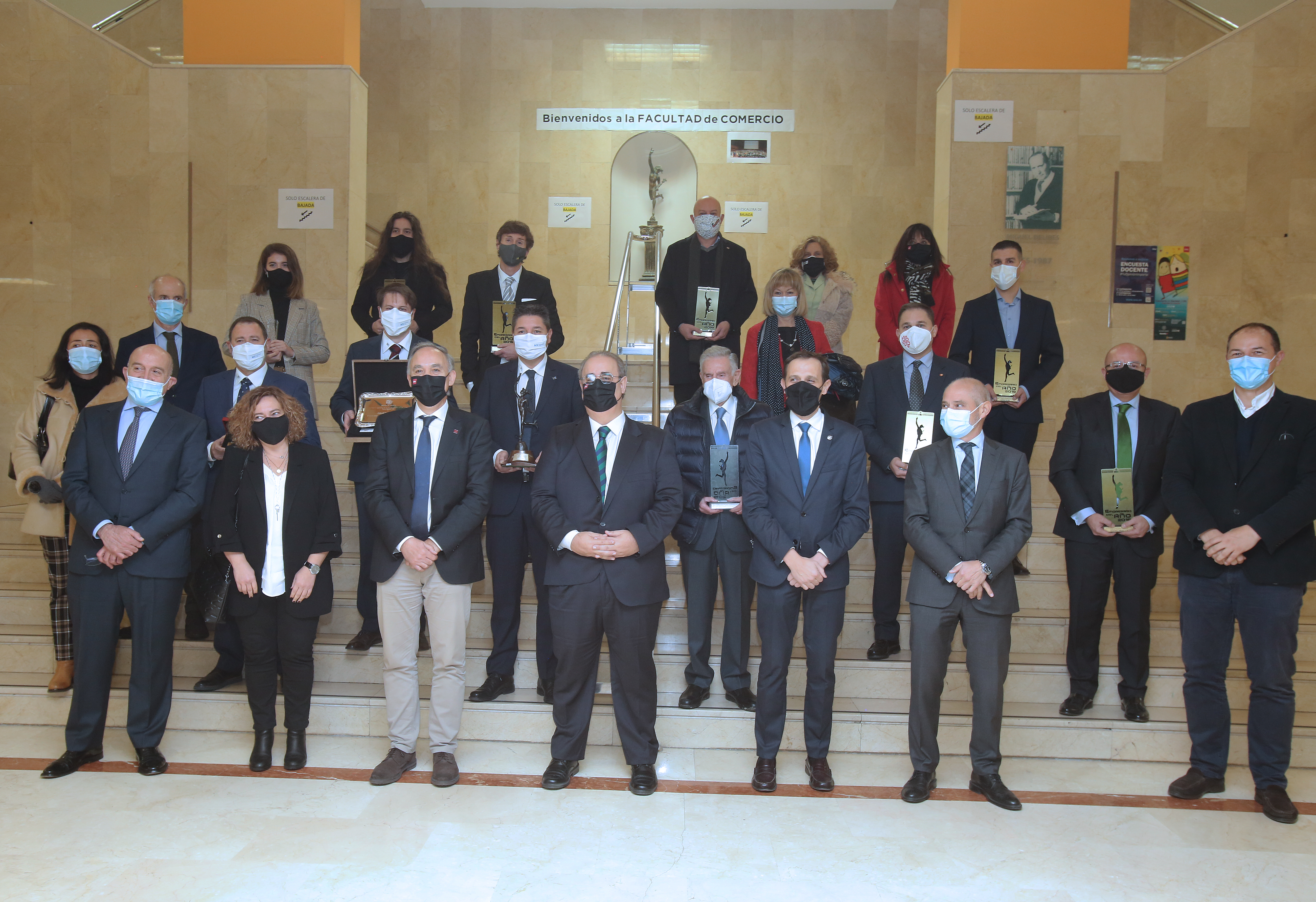 Foto de familia de premiados y autoridades