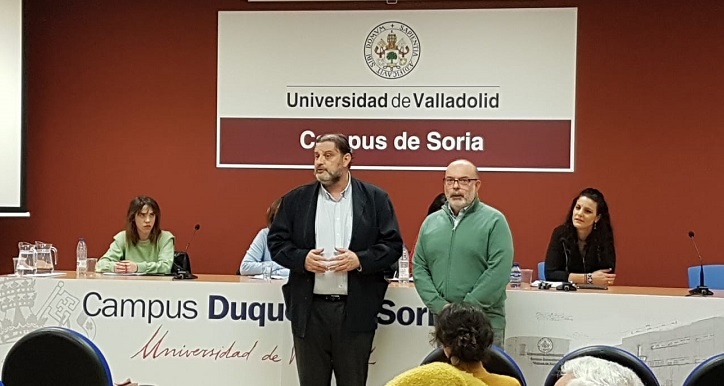 La actividad se celebró en el salón de grados del Campus Universitario “Duques de Soria”, presidido por Miguel Latorre Zubiri, subdelegado del Gobierno en Soria (izquierda), y José Luis Ruiz Zapatero, vicerrector de la UVa en Soria (derecha)