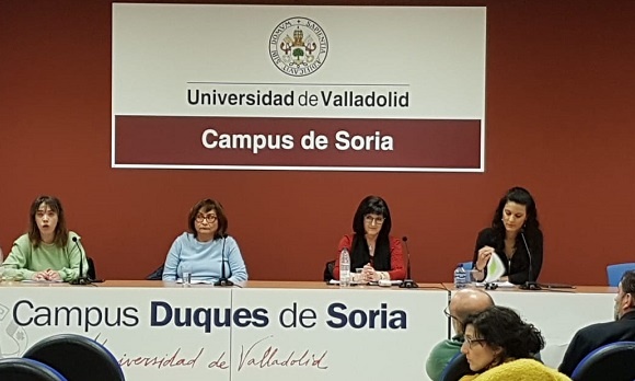 El debate-coloquio fue moderado por Patricia Blázquez Pinilla, jefa de Prensa de la subdelegación del Gobierno en Soria, participan Pilar Ciria, investigadora del CEDER; Carolina Hamodi, profesora de la UVa, y Matilde D´Arrigo, investigadora del Centro para la Calidad de los Alimentos.