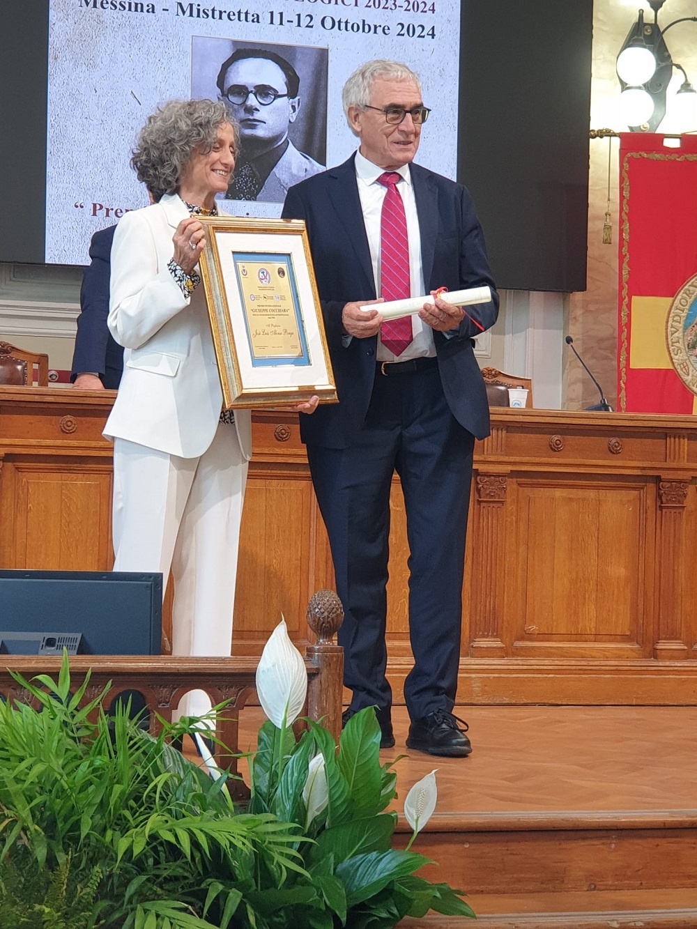 José Luis Alonso Ponga, en el momento de recibir el premio