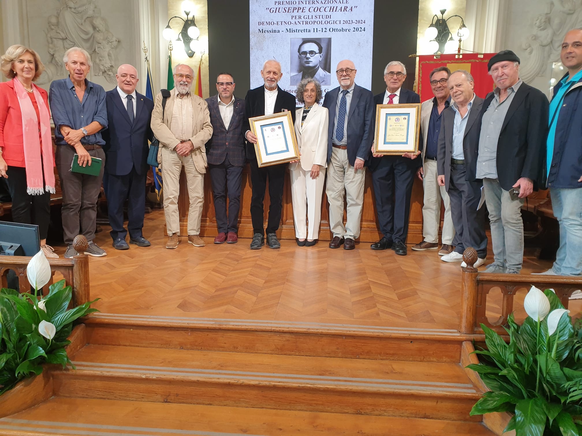Foto de familia tras el acto de entrega del premio