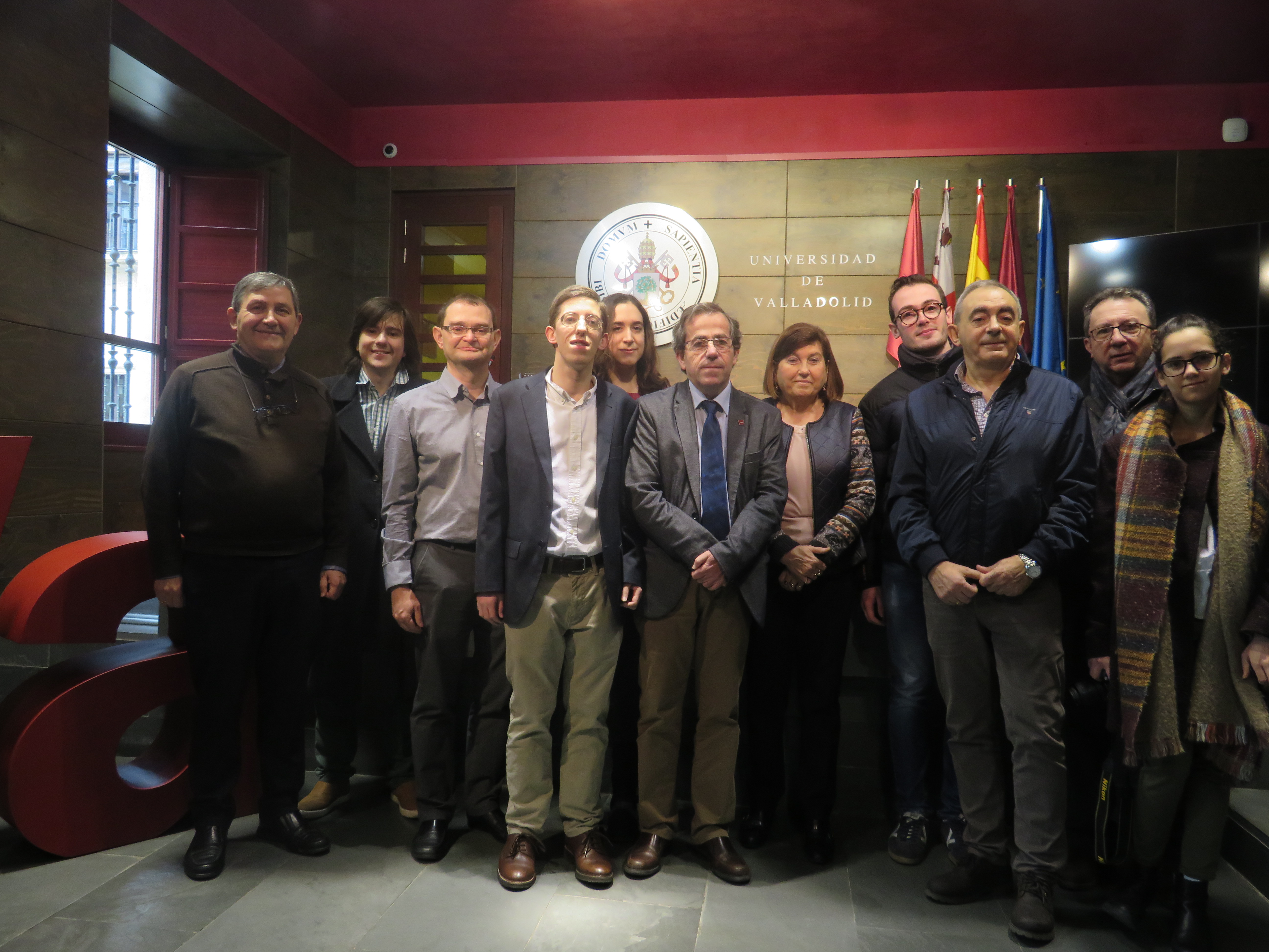 Estudiantes de matemáticas, responsables académicos y la concejala de Educación del Ayuntamiento, en la sala de prensa del Palacio de Santa Cruz