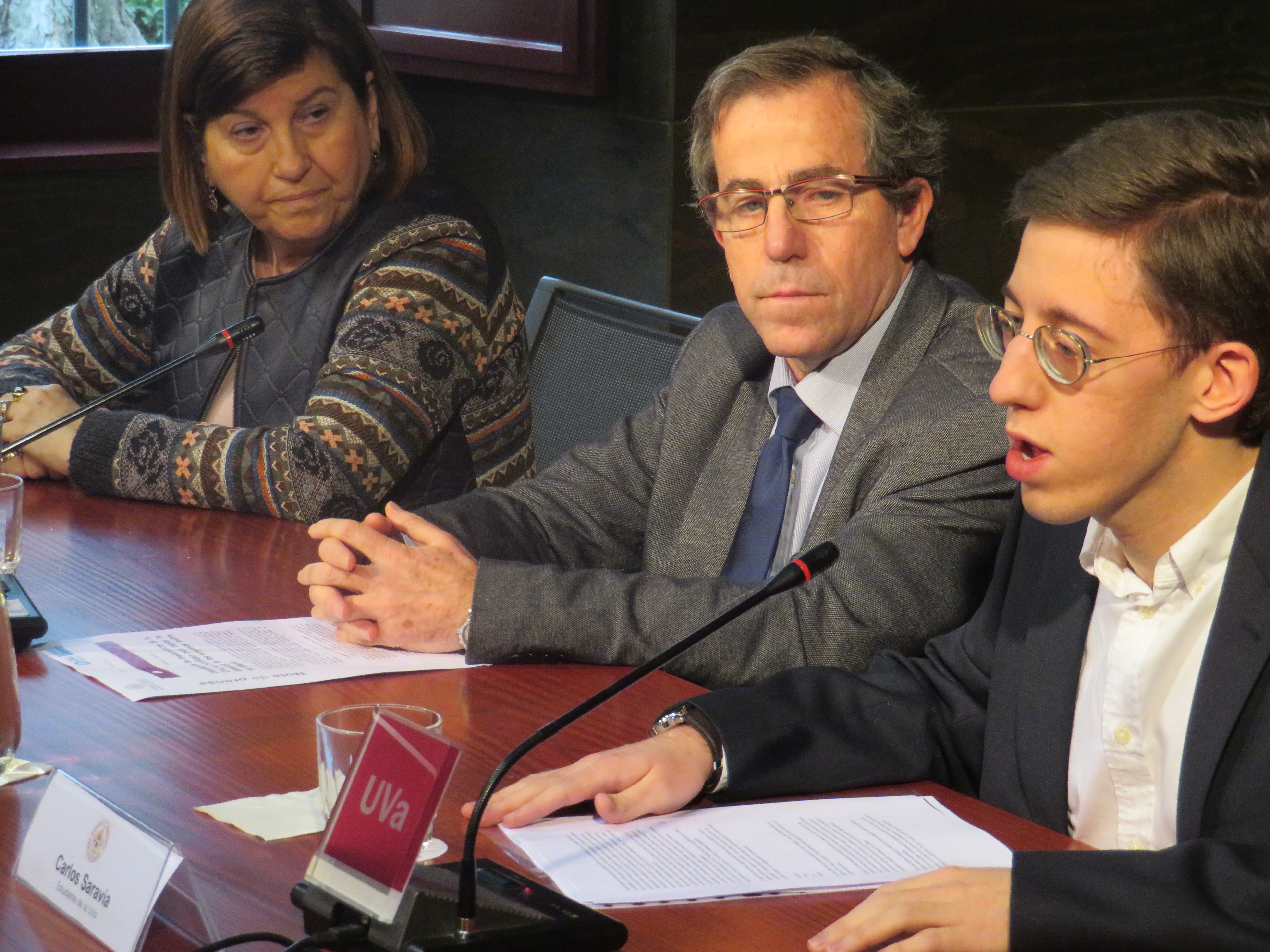 La concejala de Educación del Ayuntamiento de Valladolid, María Victoria Soto; el vicerrector de Profesorado de la Universidad de Valladolid, el catedrático de Matemáticas Javier de Frutos, y el estudiante de Matemáticas Carlos Saravia de Coca