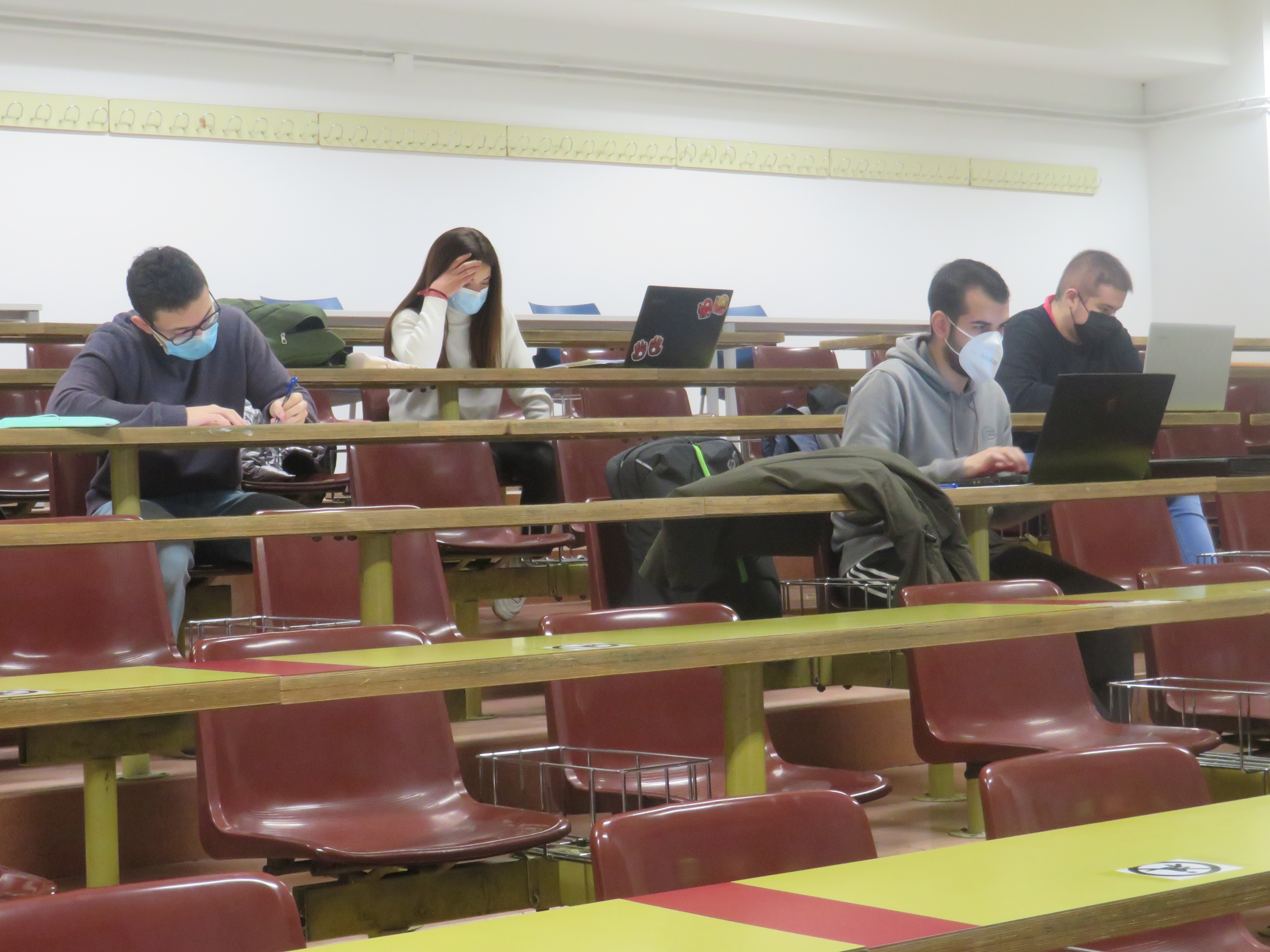 Alumnos y alumnas, en un momento de clase
