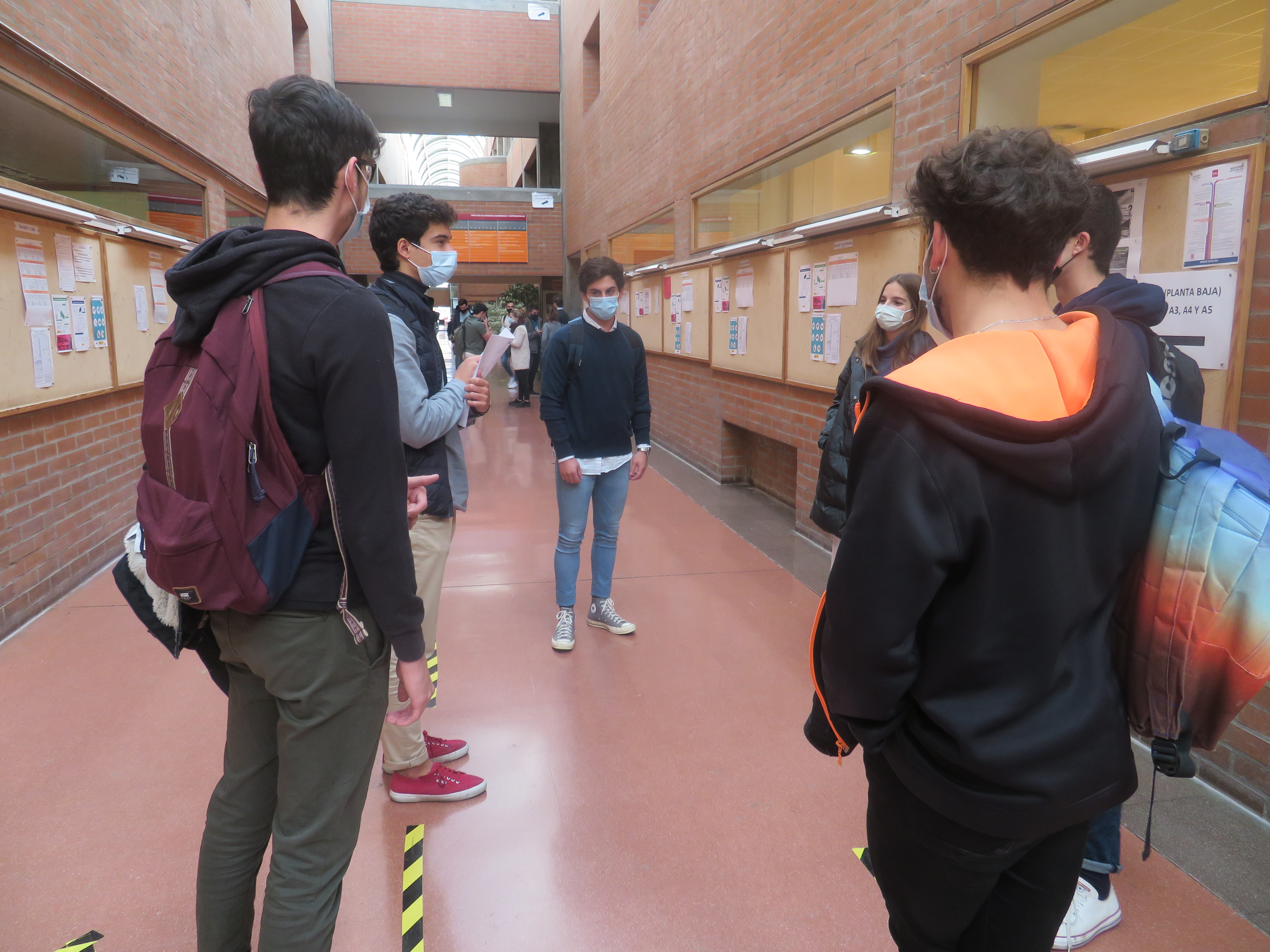 Pasillo central del centro, lugar habitual de reunión de estudiantes