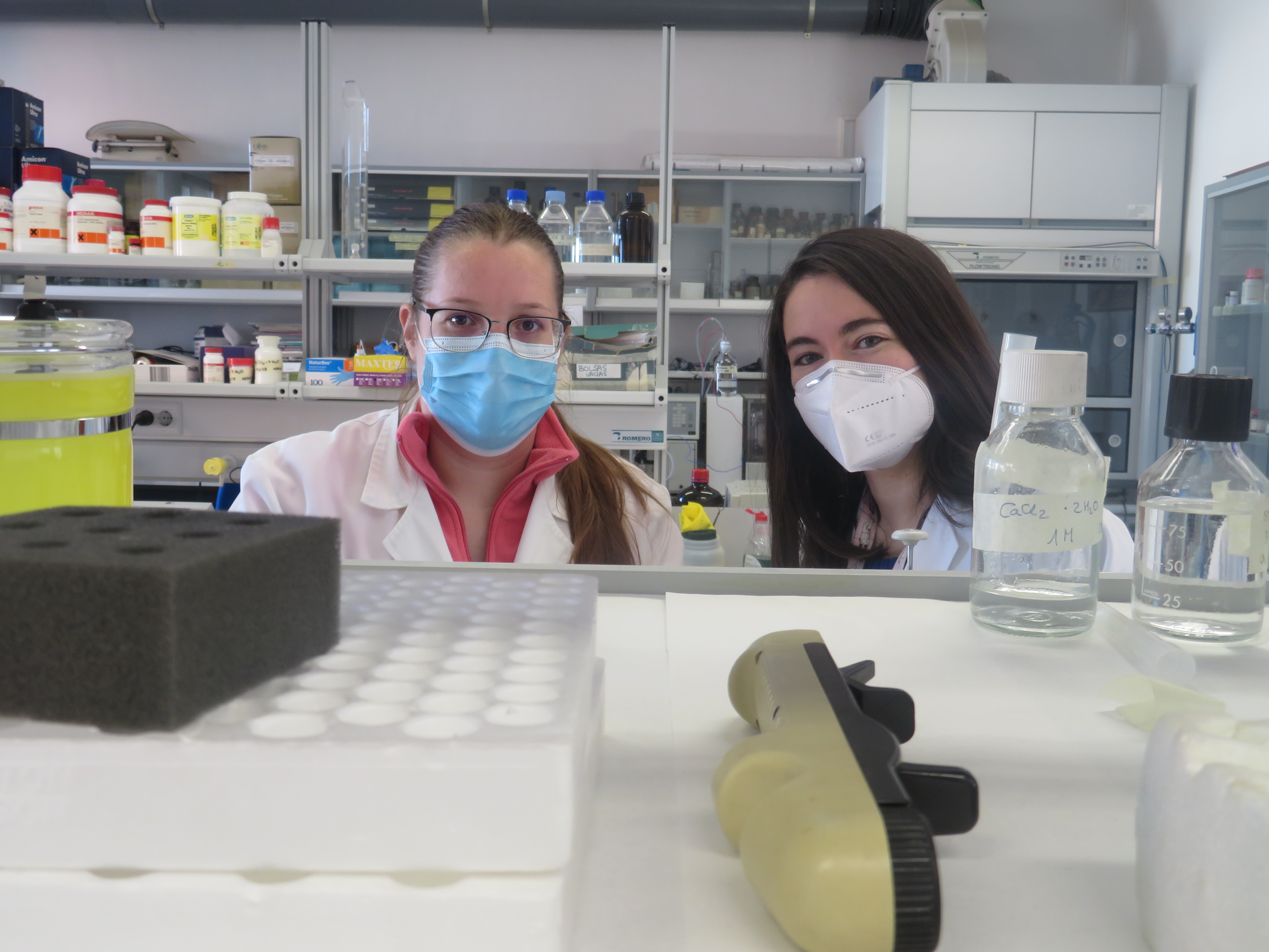 Dos estudiantes en los laboratorios