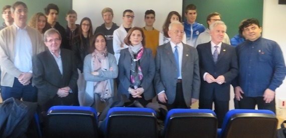 En el centro, la vicerrectora de Estudiantes de la UVa, María Angeles Sobaler, junto a representantes de las universidades (izquierda) y a la derecha, Francisco Bellot, Luis Domingo González y Cesáreo González