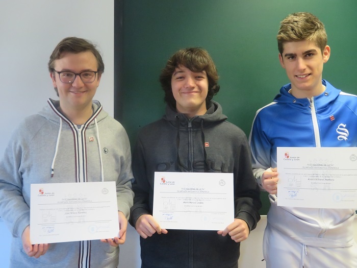 De izquierda a derecha, los representantes de la UVa (Juan Brieva Ramírez, Mario Marcos Losada y Álvaro Acitores Montero), recibieron sus respectivos diplomas antes de las pruebas de la fase autonómica