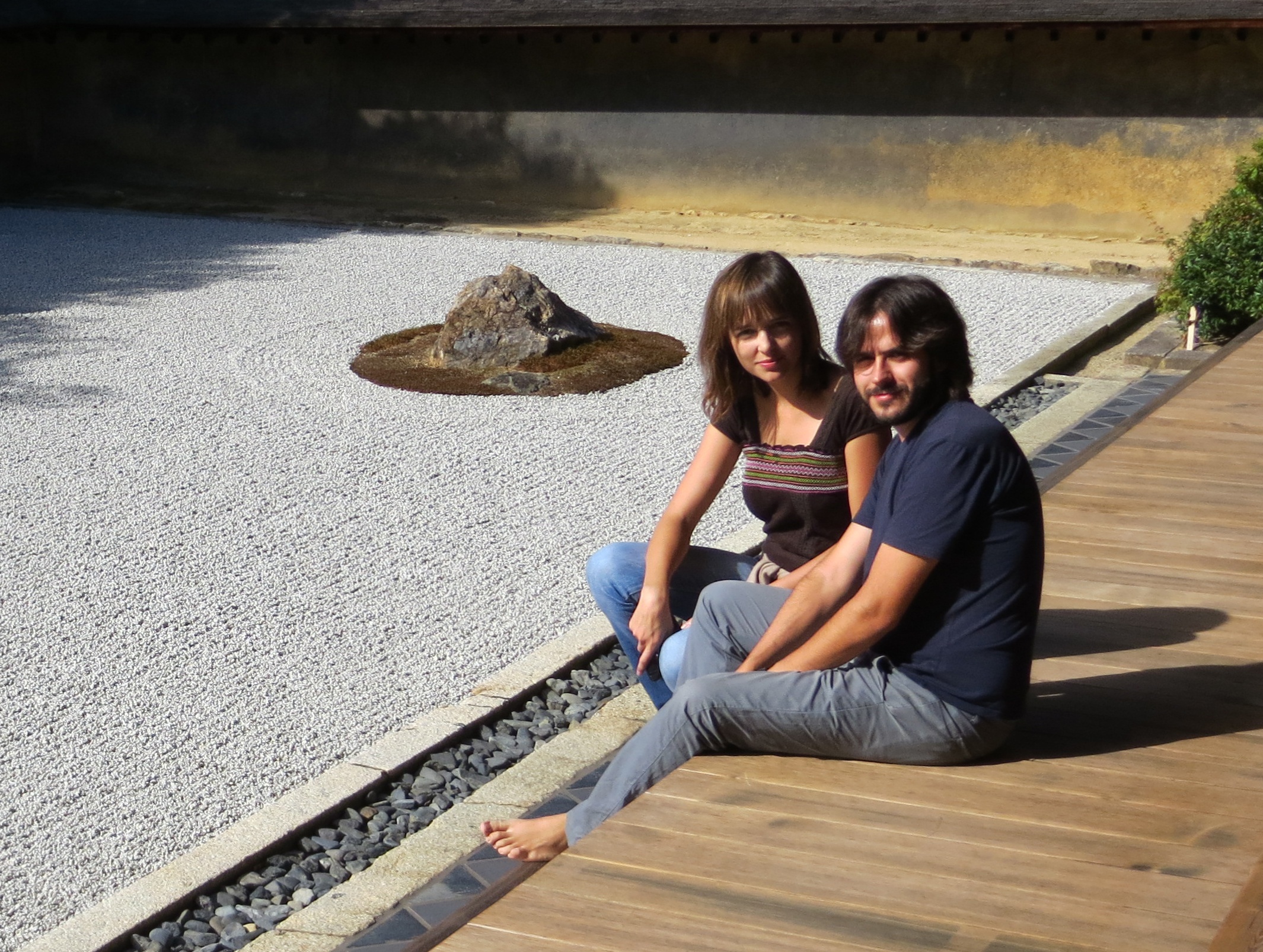 Sagrario Fernández y Carlos Rodríguez, en el jardín seco del templo de Ryoan-ji en Kioto
